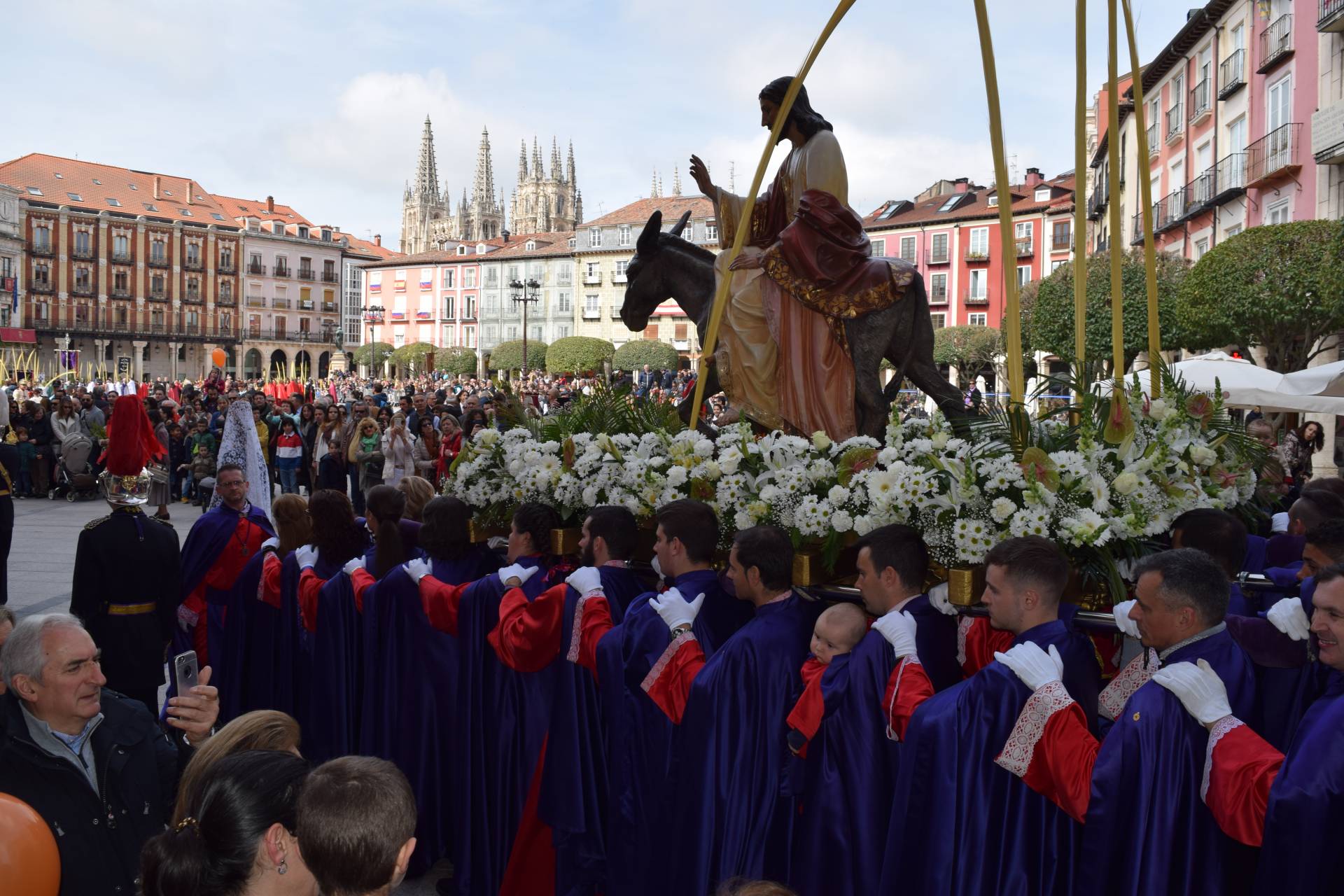 Los burgaleses agitan sus ramos al paso de Jesús en la borriquilla 2 procesion borriquilla_10
