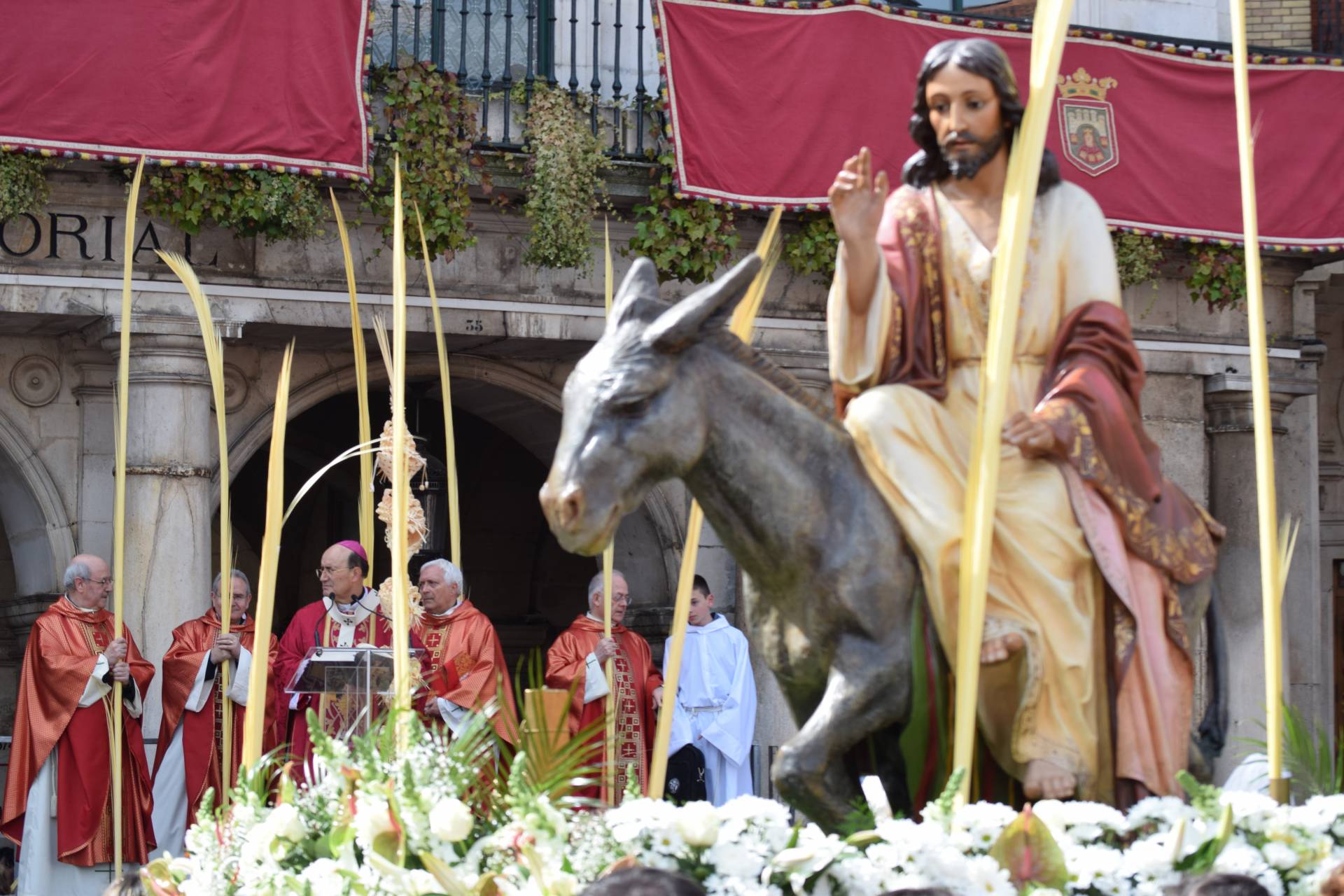 Los burgaleses agitan sus ramos al paso de Jesús en la borriquilla 3 procesion borriquilla_15