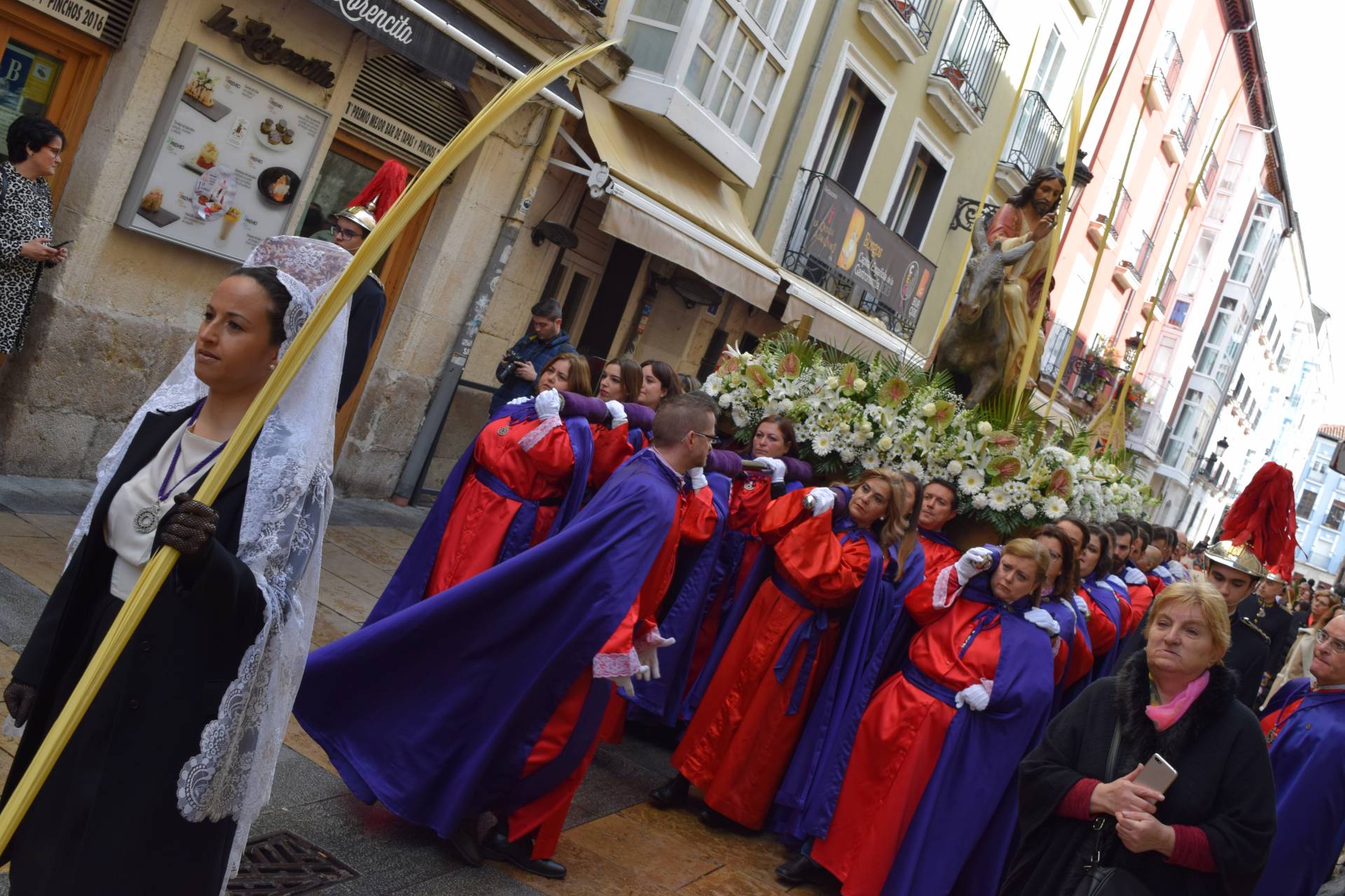 Los burgaleses agitan sus ramos al paso de Jesús en la borriquilla 1 procesion borriquilla_5