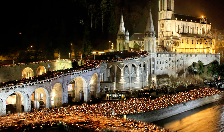 Los peregrinos de la diócesis concluyen su viaje a Lourdes 1 procesion de antorchas