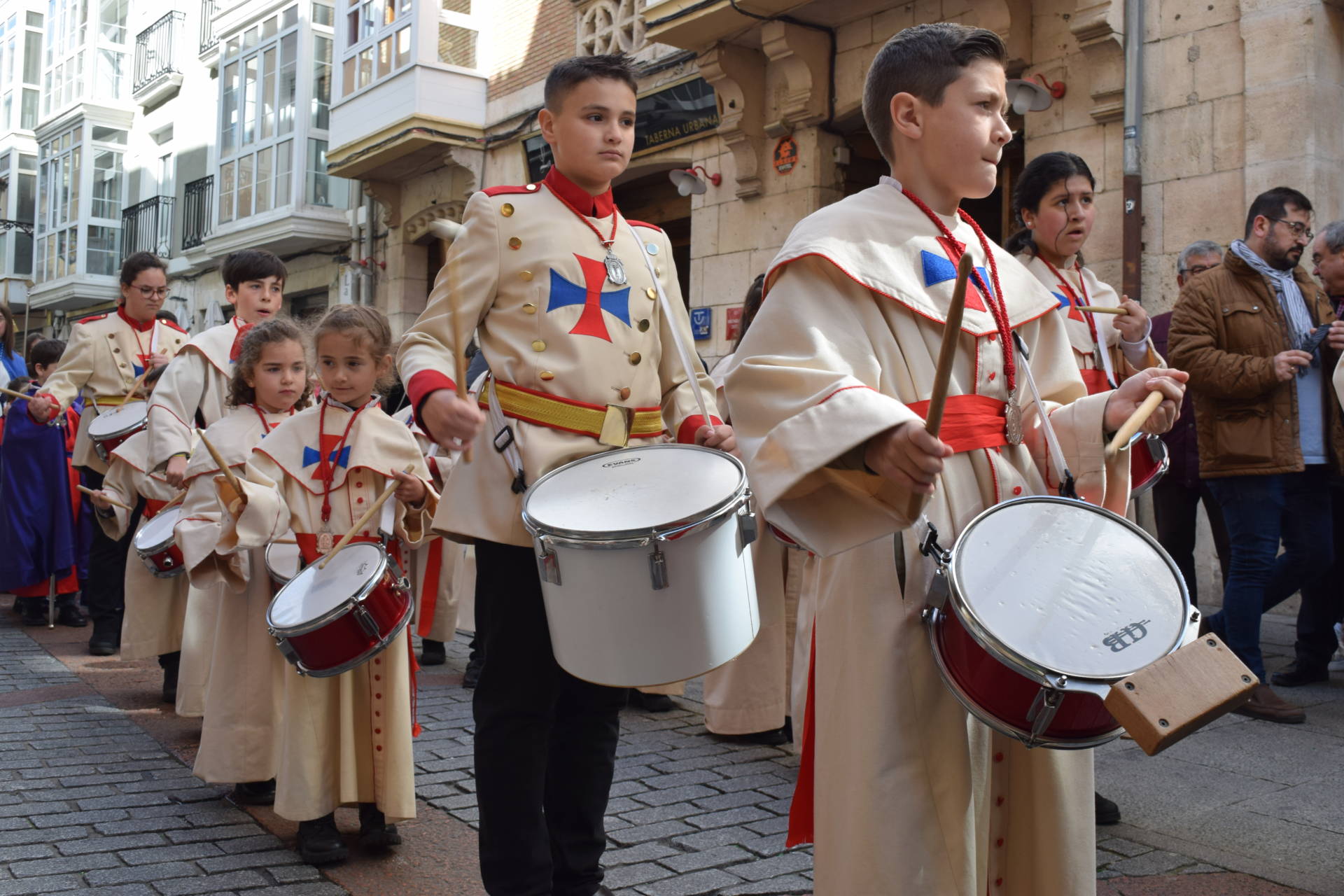 Los niños, protagonistas del Sábado de Pasión en Burgos 2 procesión infantil amor y esperanza burgos