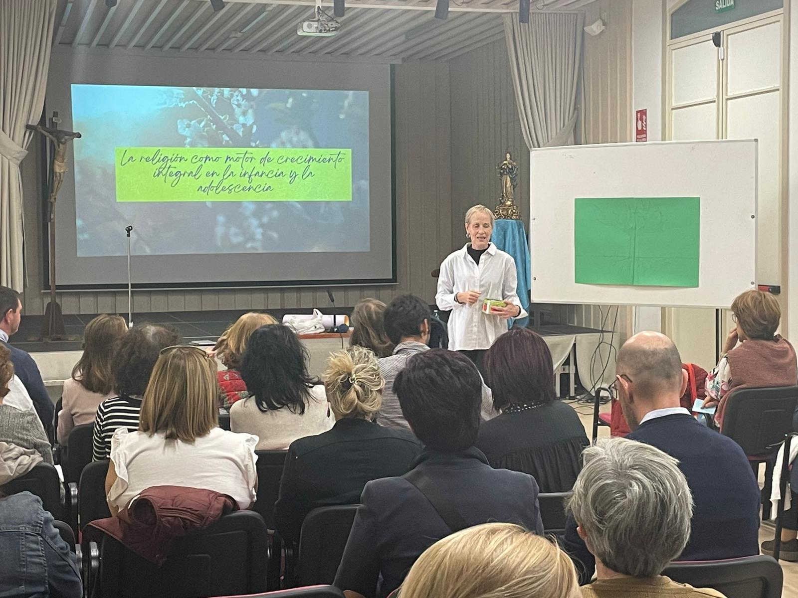 El arzobispo anima a los profesores de Religión a «mostrar a los jóvenes el camino de la Verdad que les haga felices» 10 profesores-religión-missio-canónica-arzobispo-burgos_00023