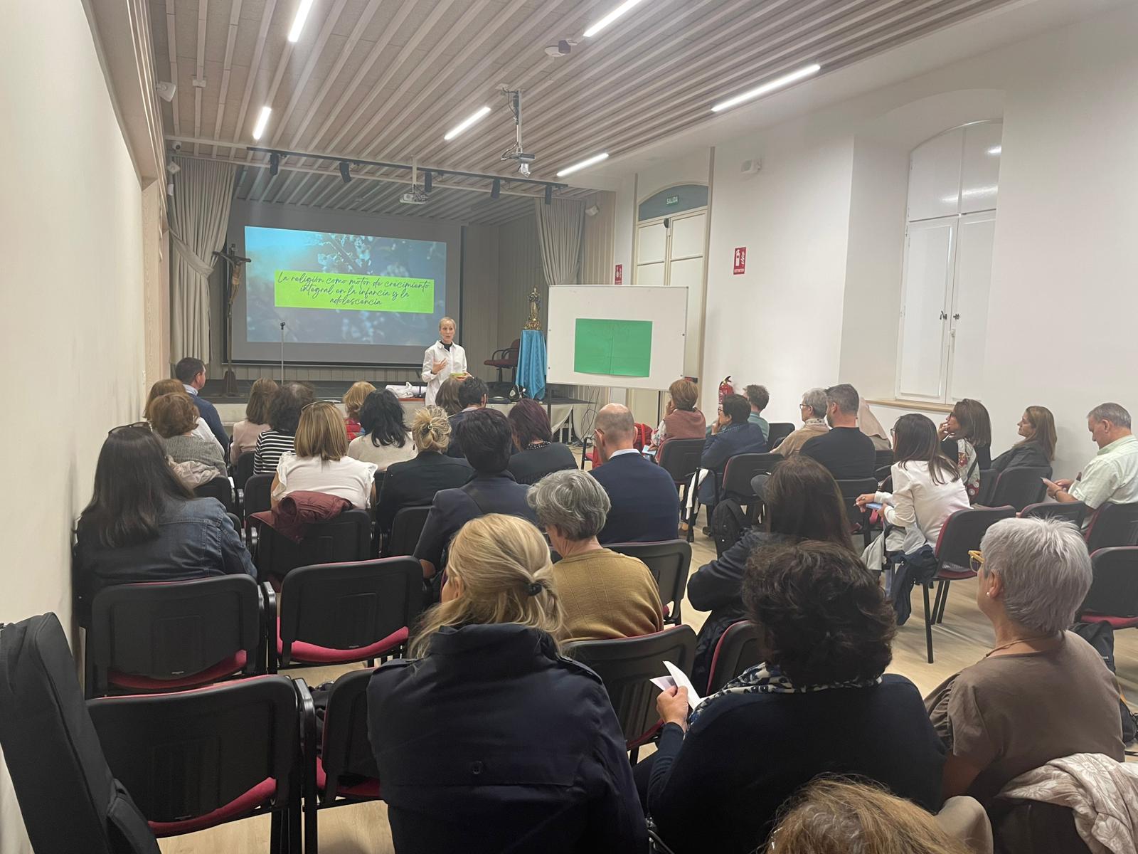 El arzobispo anima a los profesores de Religión a «mostrar a los jóvenes el camino de la Verdad que les haga felices» 18 profesores-religión-missio-canónica-arzobispo-burgos_00026