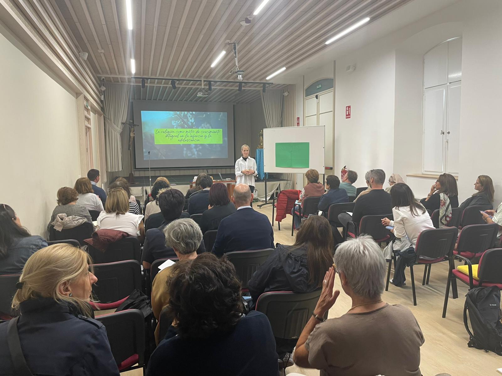 El arzobispo anima a los profesores de Religión a «mostrar a los jóvenes el camino de la Verdad que les haga felices» 28 profesores-religión-missio-canónica-arzobispo-burgos_00028
