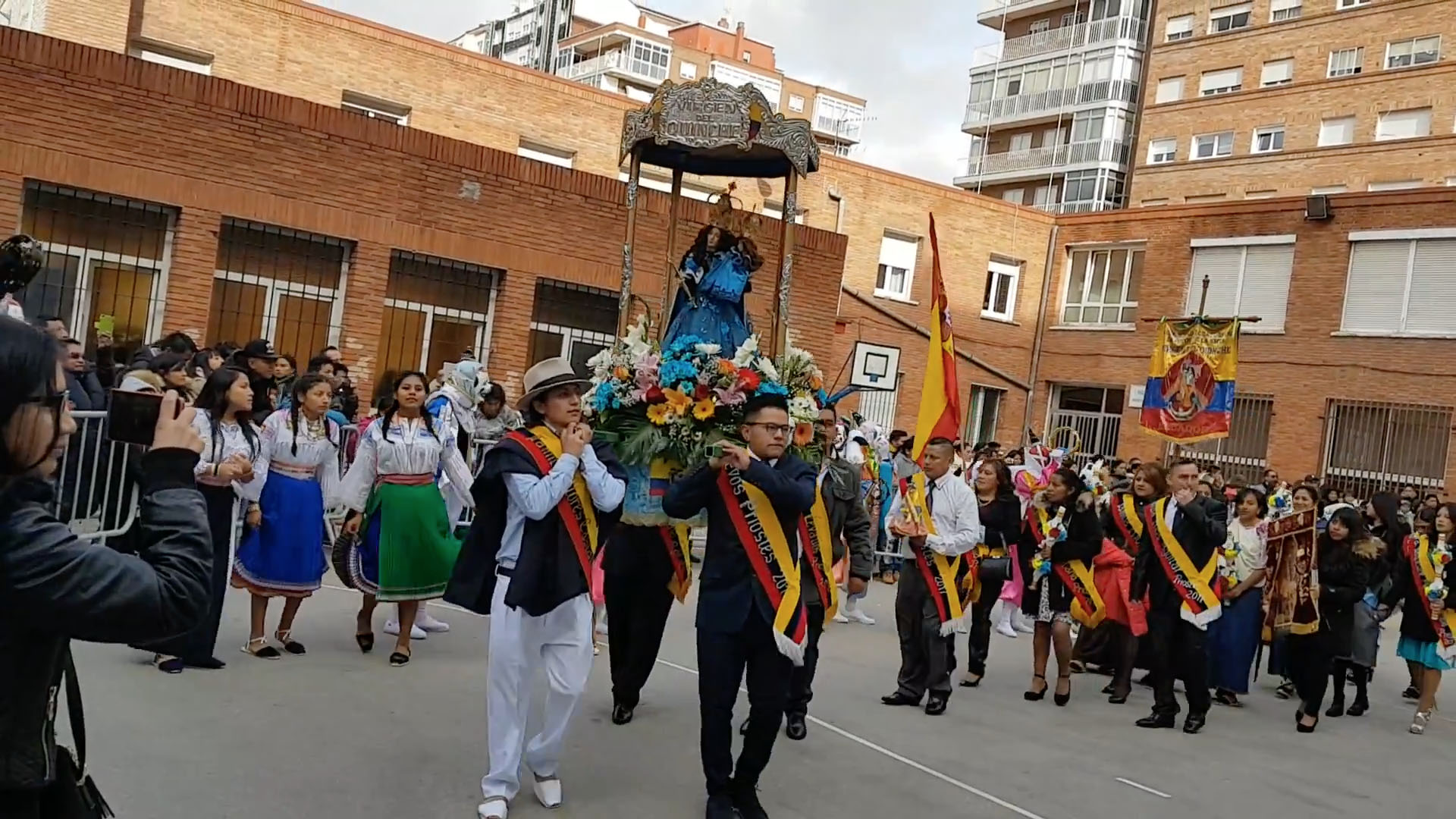 Homenaje a la patrona de Ecuador en Burgos 1 quinche