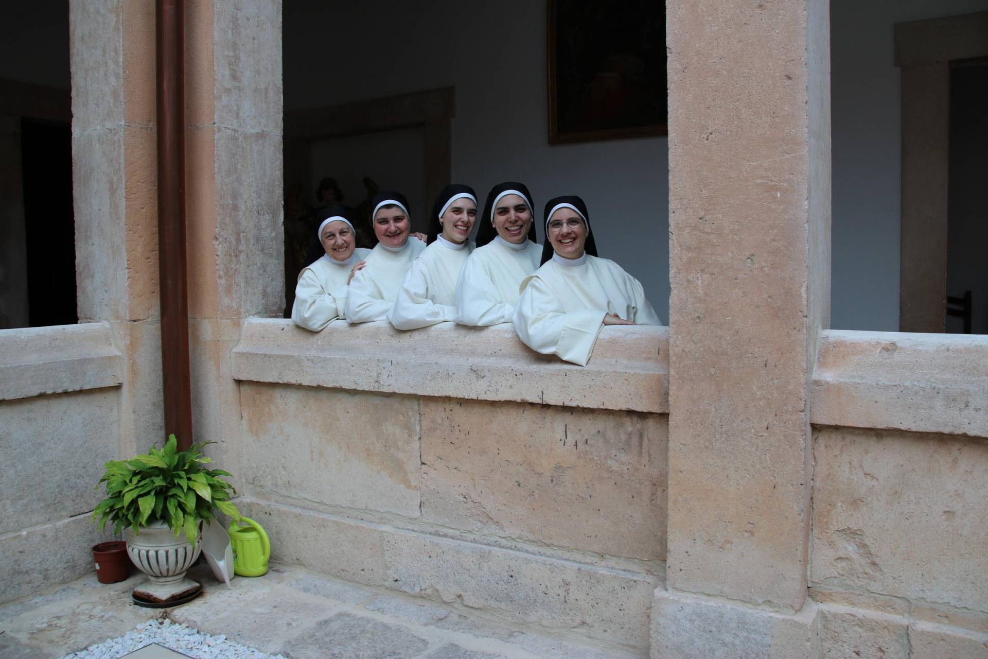 La vida contemplativa, corazón orante y misionero 1 Las cinco religiosas que participan habitualmente en la difusión del «reto de amor».