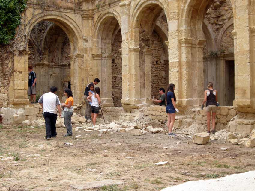 "Gratitud y altruismo" para salvar Rioseco 1 Diversos voluntarios trabajan en el monasterio. Fotos de monasterioderioseco.com.