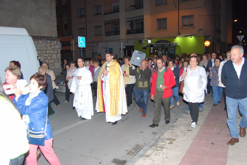 Aranda de Duero rinde homenaje a la Virgen de Fátima 6 rosario-antorchas-aranda-3.jpg