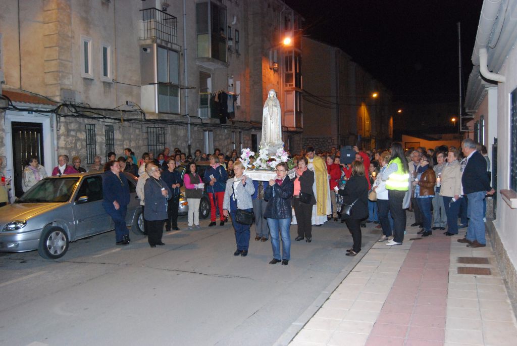Aranda de Duero rinde homenaje a la Virgen de Fátima 5 rosario-antorchas-aranda-4.jpg