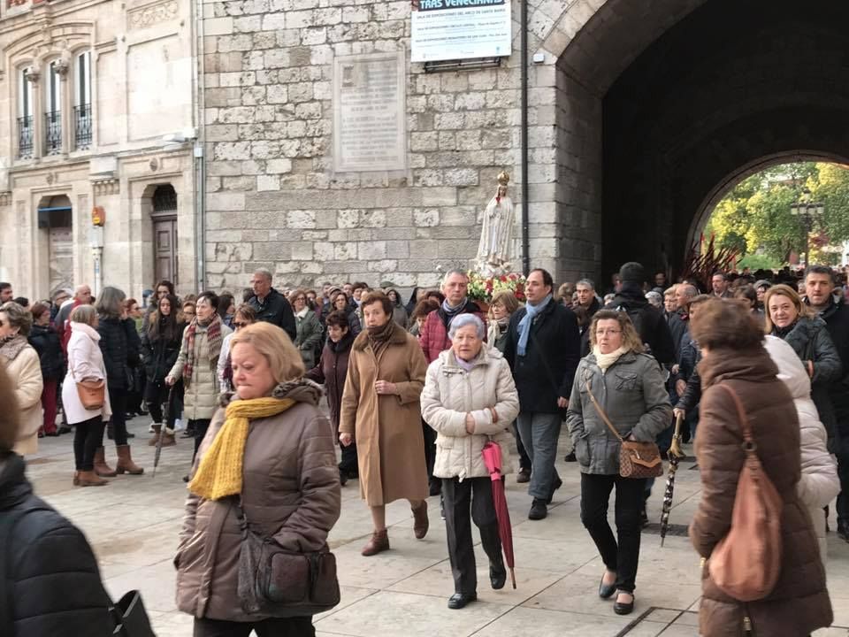 Cientos de burgaleses acompañan a la Virgen de Fátima en el centenario de sus apariciones 2 rosario-aurora-burgos-2.jpg