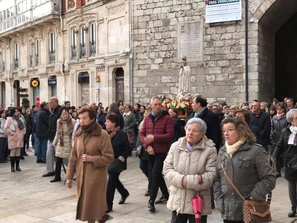 Cientos de burgaleses acompañan a la Virgen de Fátima en el centenario de sus apariciones 3 rosario-aurora-burgos-3.jpg