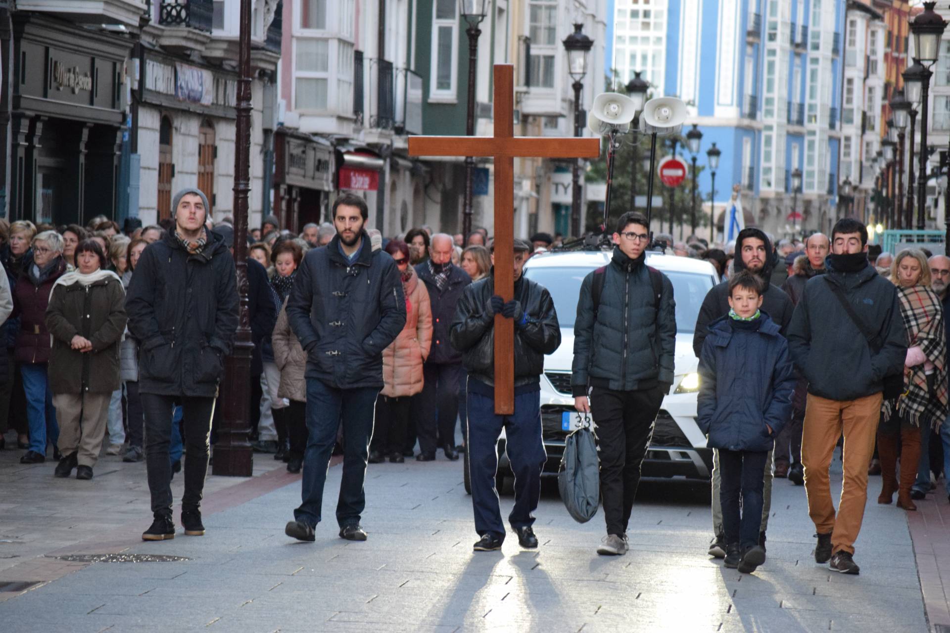 El fervor por María inunda las calles de Burgos 3 rosario aurora burgos_0082