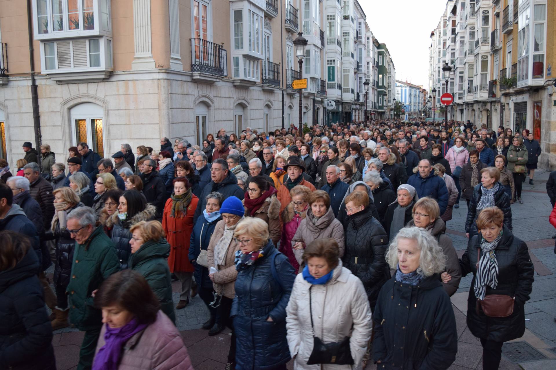 El fervor por María inunda las calles de Burgos 4 rosario aurora burgos_0094