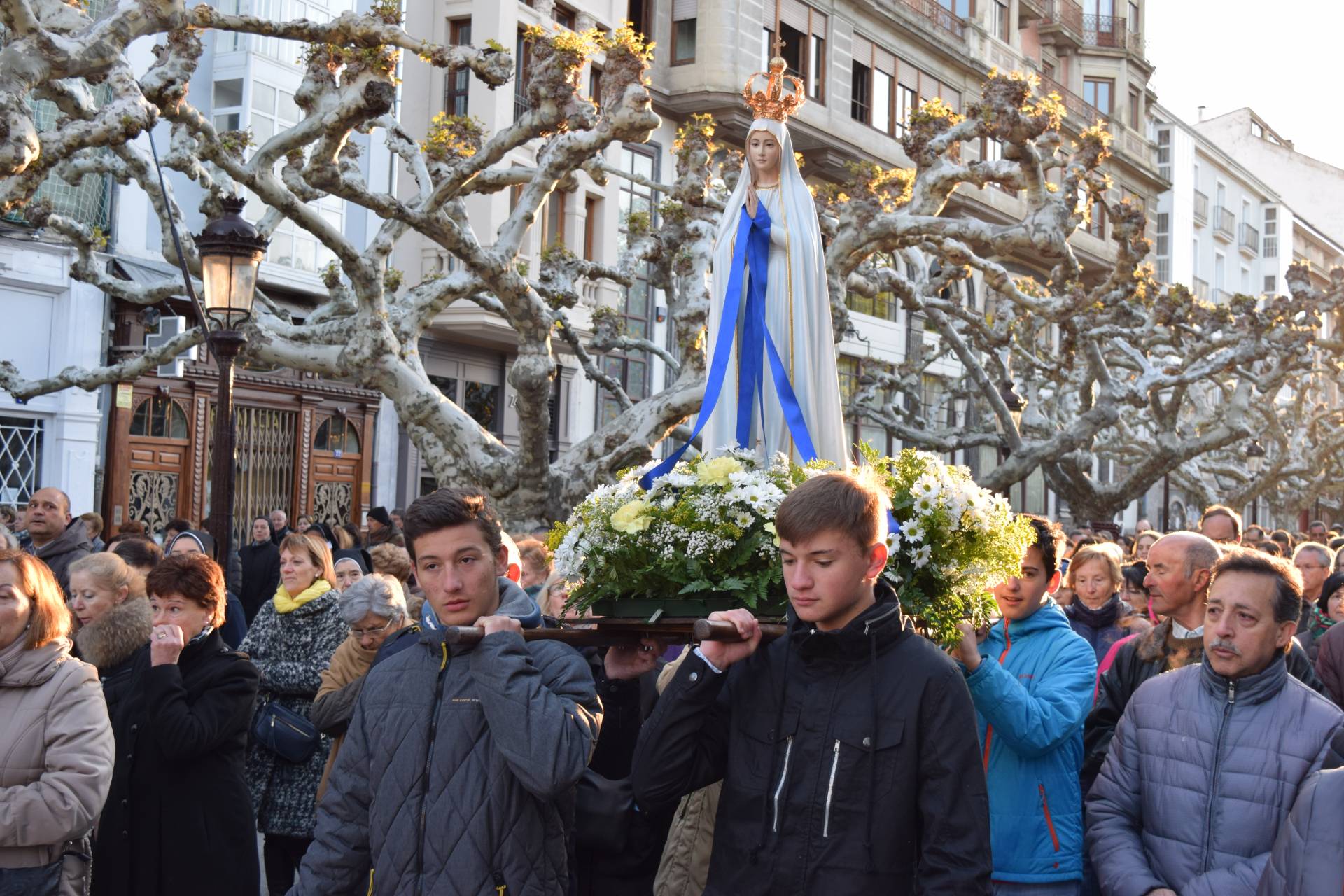 El fervor por María inunda las calles de Burgos 2 rosario aurora maria familia