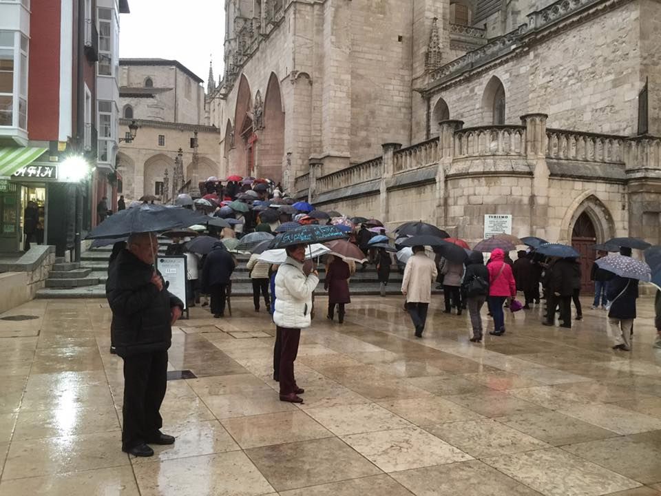 Cientos de personas desafían a la lluvia para participar en el Rosario de la Aurora 1 rosario aurora