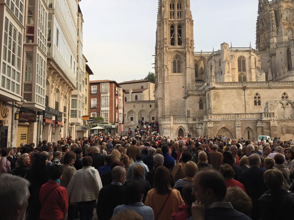 Miles de personas participan un año más en el Rosario de la Aurora 3 rosario-burgos.jpg