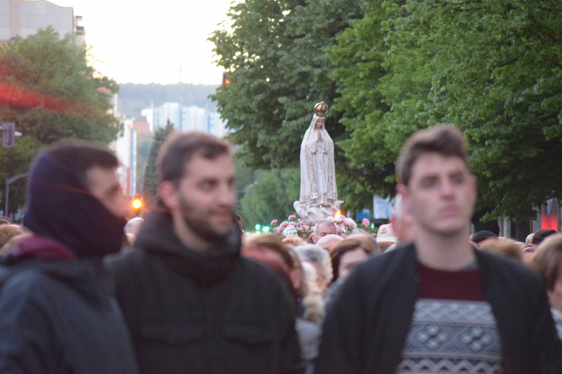 Cada año, una procesión recorre la ciudad al amanecer del 13 de mayo.