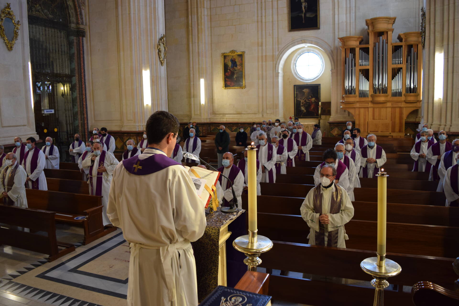 Los sacerdotes de la diócesis oran por los miembros difuntos del presbiterio 2 sacerdotes difuntos_1