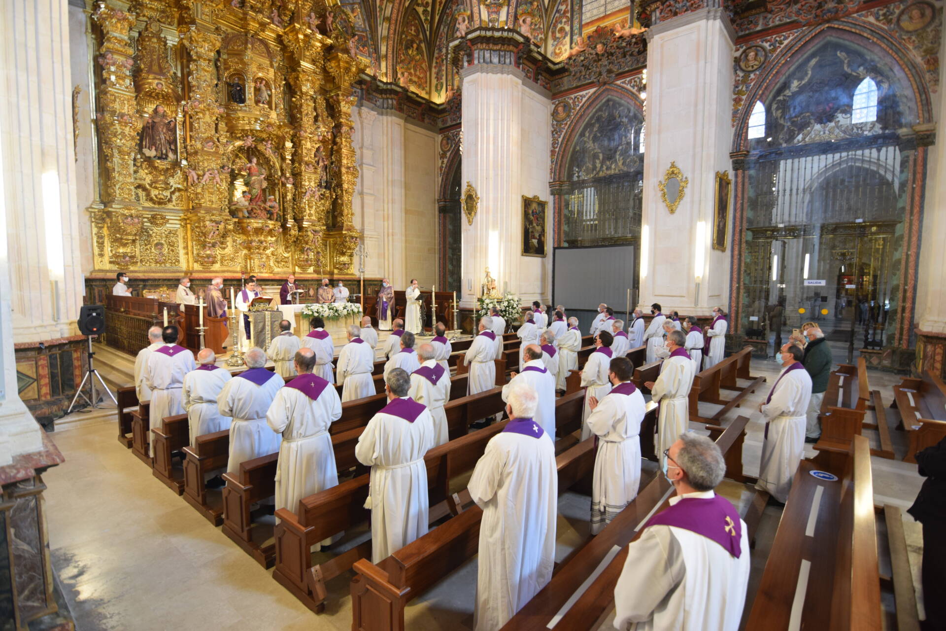 Los sacerdotes de la diócesis oran por los miembros difuntos del presbiterio 1 sacerdotes difuntos