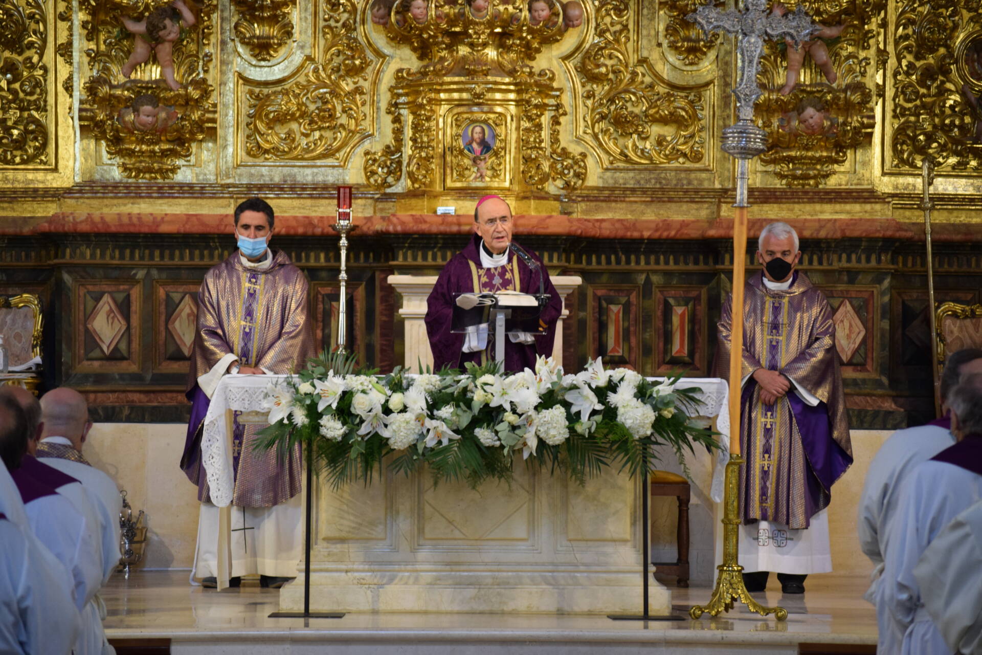 Los sacerdotes de la diócesis oran por los miembros difuntos del presbiterio 4 sacerdotes difuntos_4