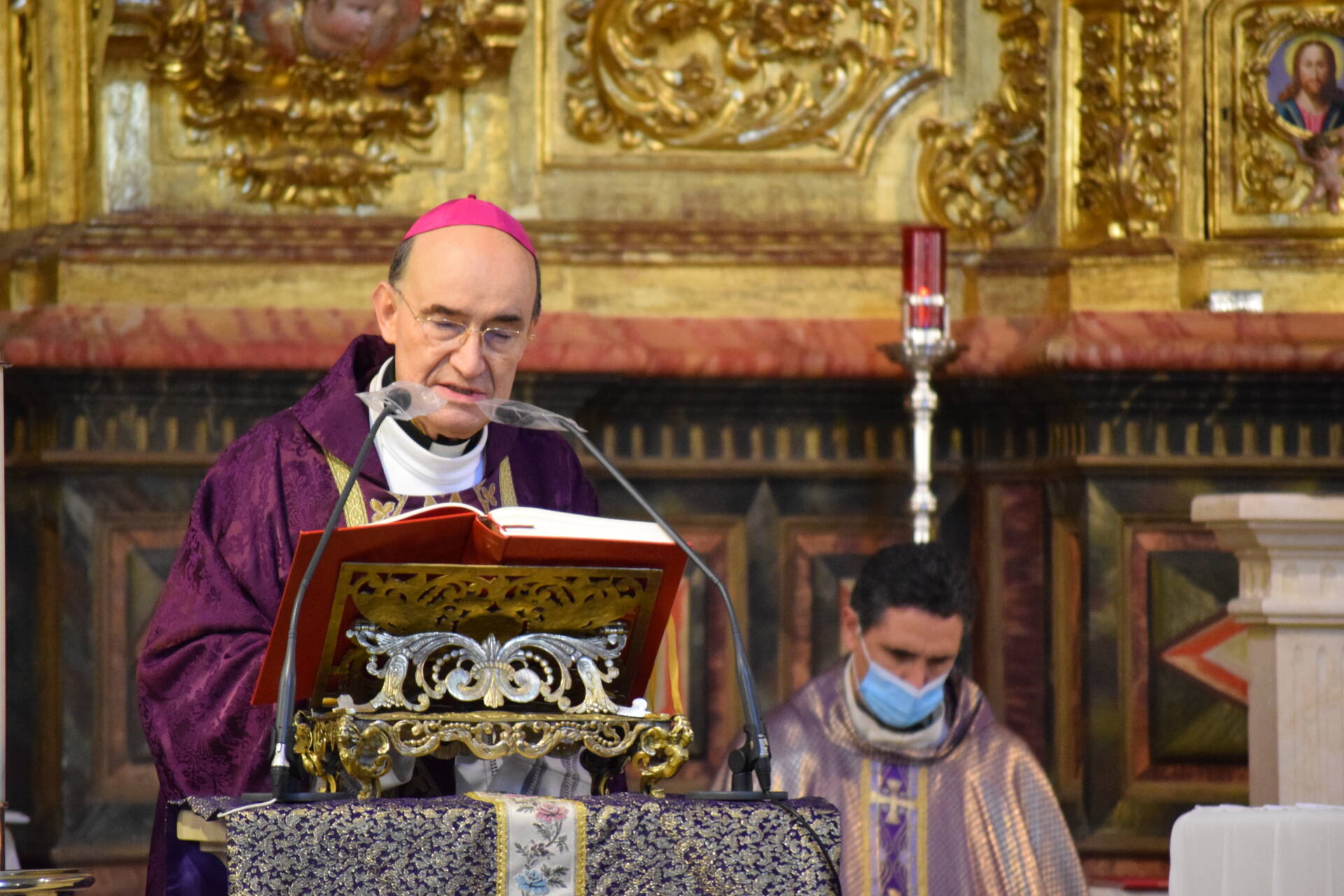 Los sacerdotes de la diócesis oran por los miembros difuntos del presbiterio 5 sacerdotes difuntos_5