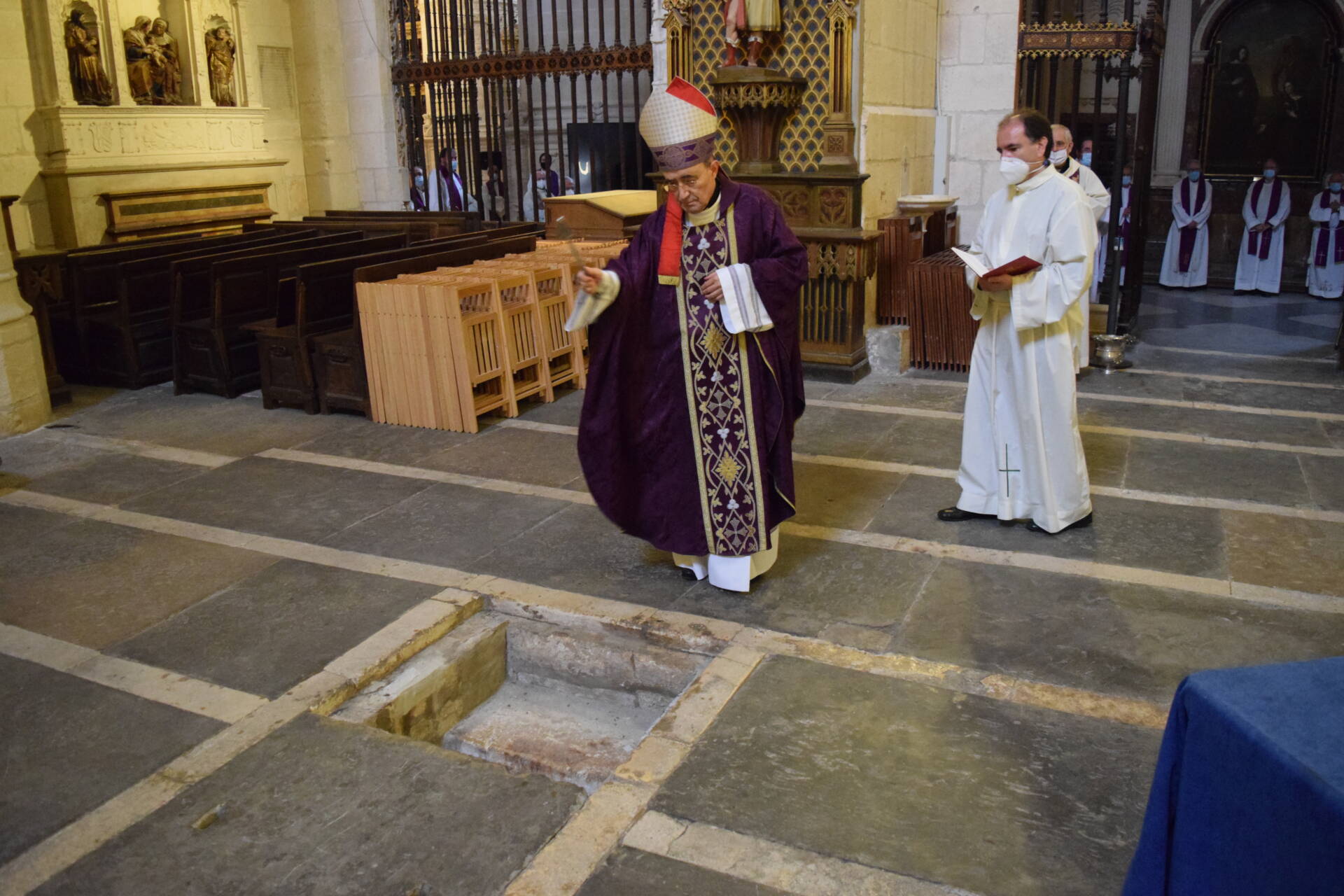 Los sacerdotes de la diócesis oran por los miembros difuntos del presbiterio 6 sacerdotes difuntos_6