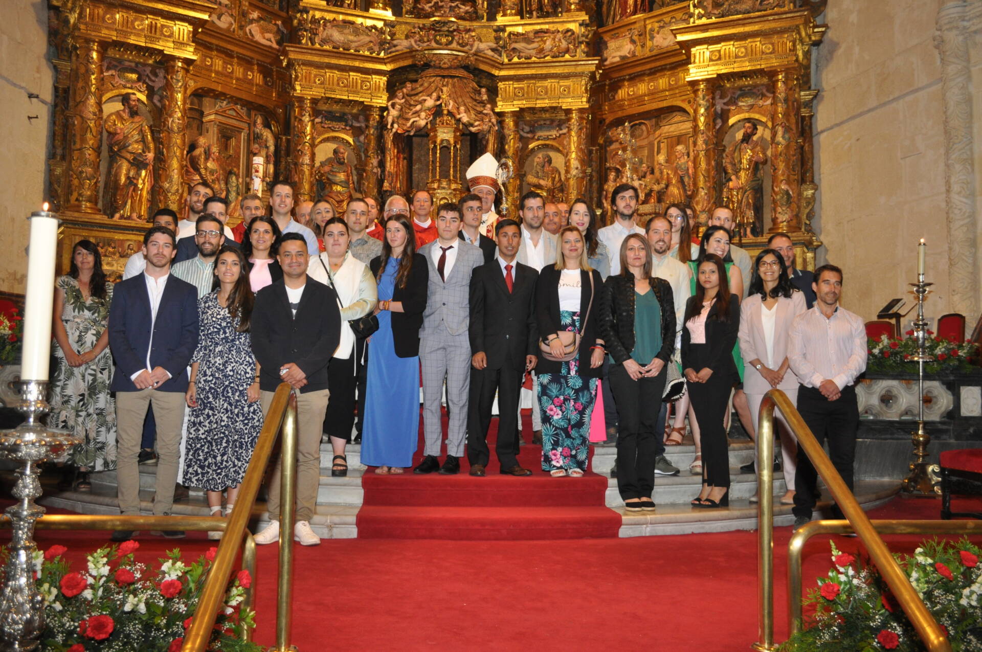 Varios adultos reciben el sacramento de la confirmación en la Catedral 16 sacramento de la confirmación