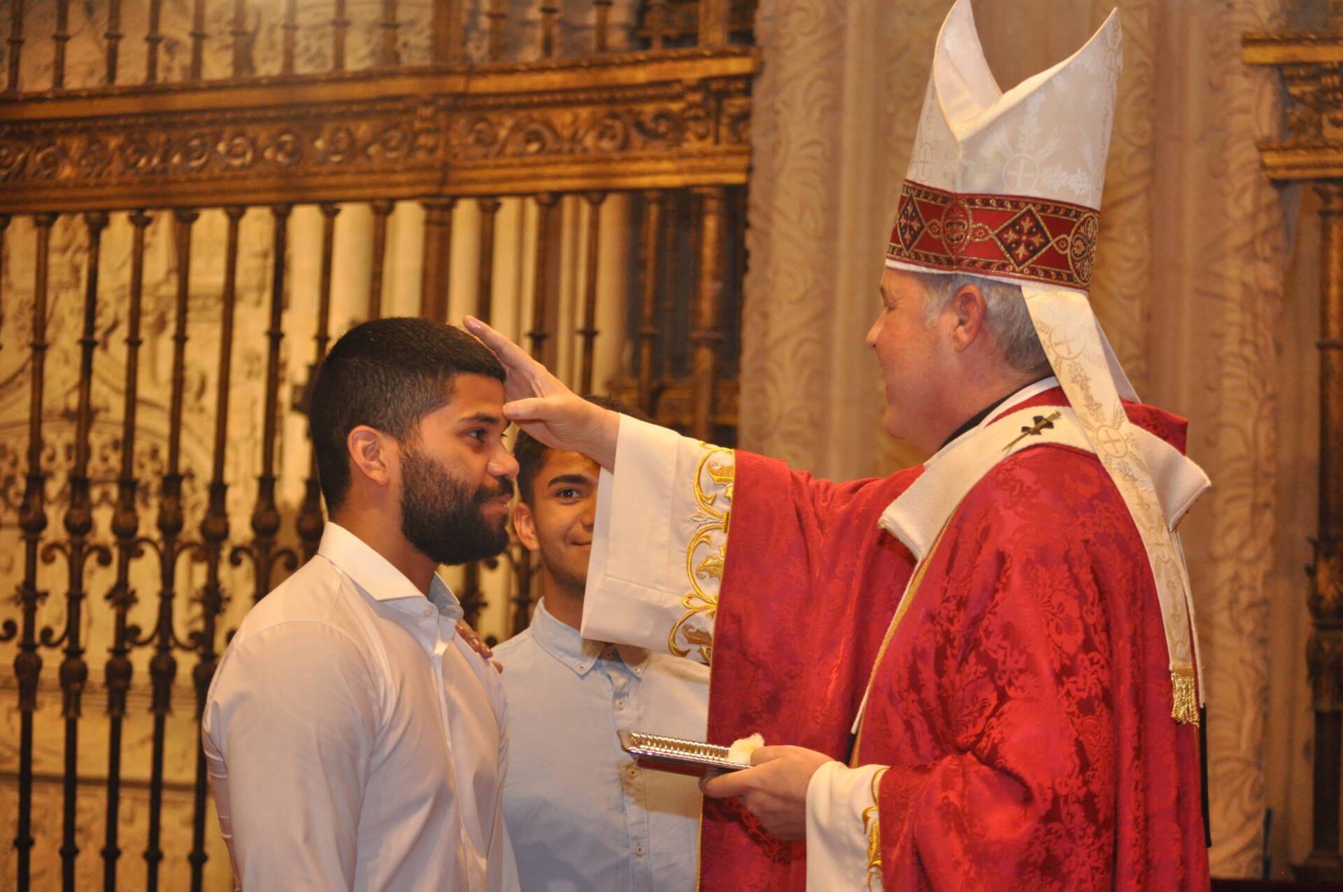 Varios adultos reciben el sacramento de la confirmación en la Catedral 9 sacramento de la confirmación