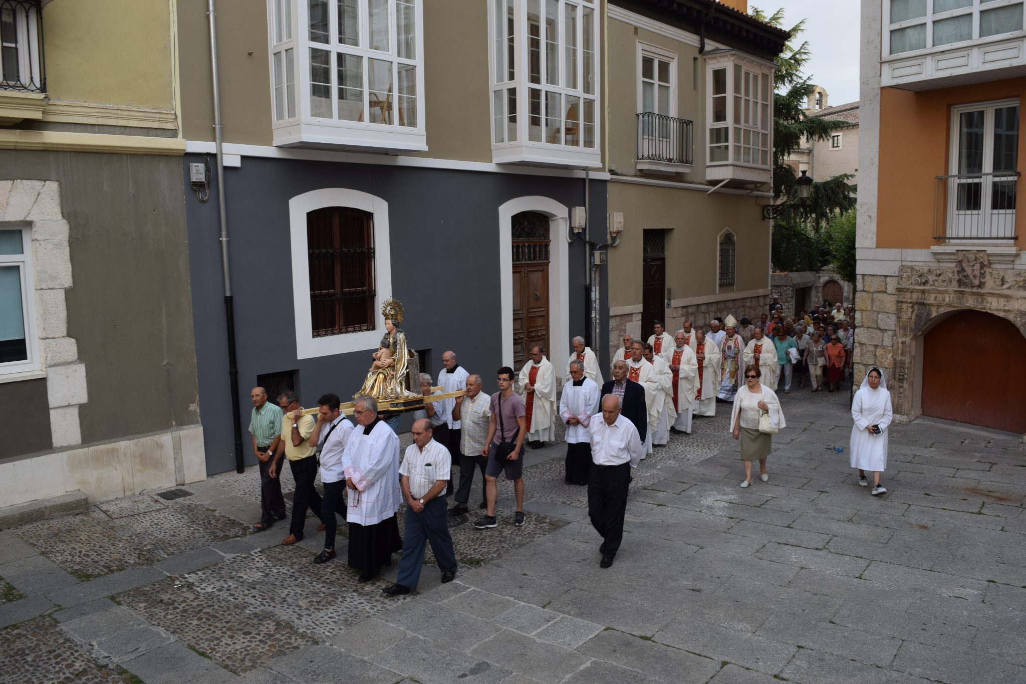 Los burgaleses acompañan a Santa María la Mayor 4 santa maria la mayor burgos20