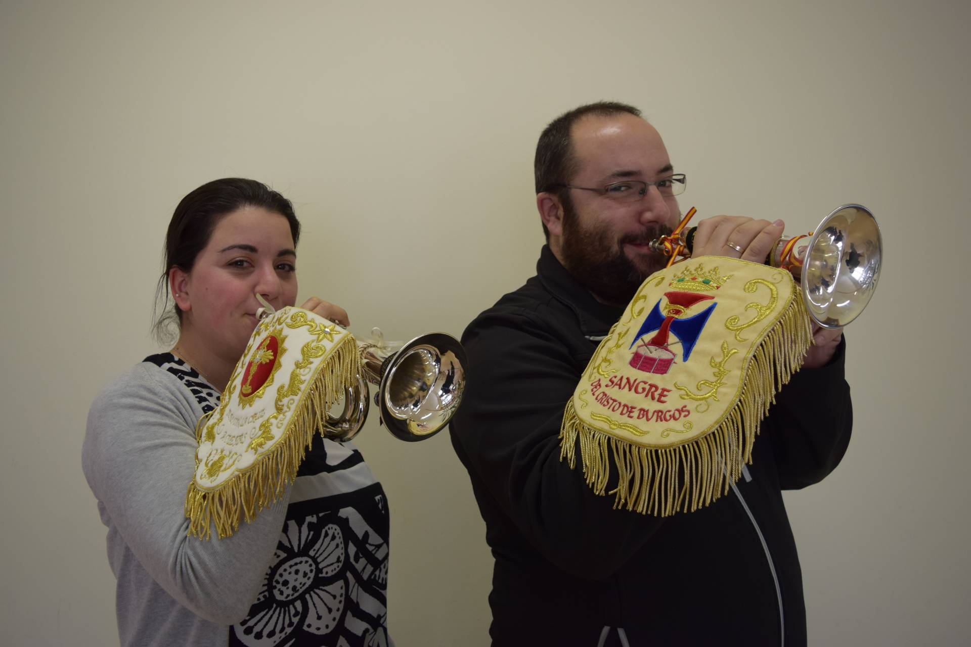 De la procesión al altar: dos vidas unidas por la Semana Santa 1 Rebeca es cofrade de San Cosme y San Damián, mientras que Mario pertenece a la hermandad de San Gil.