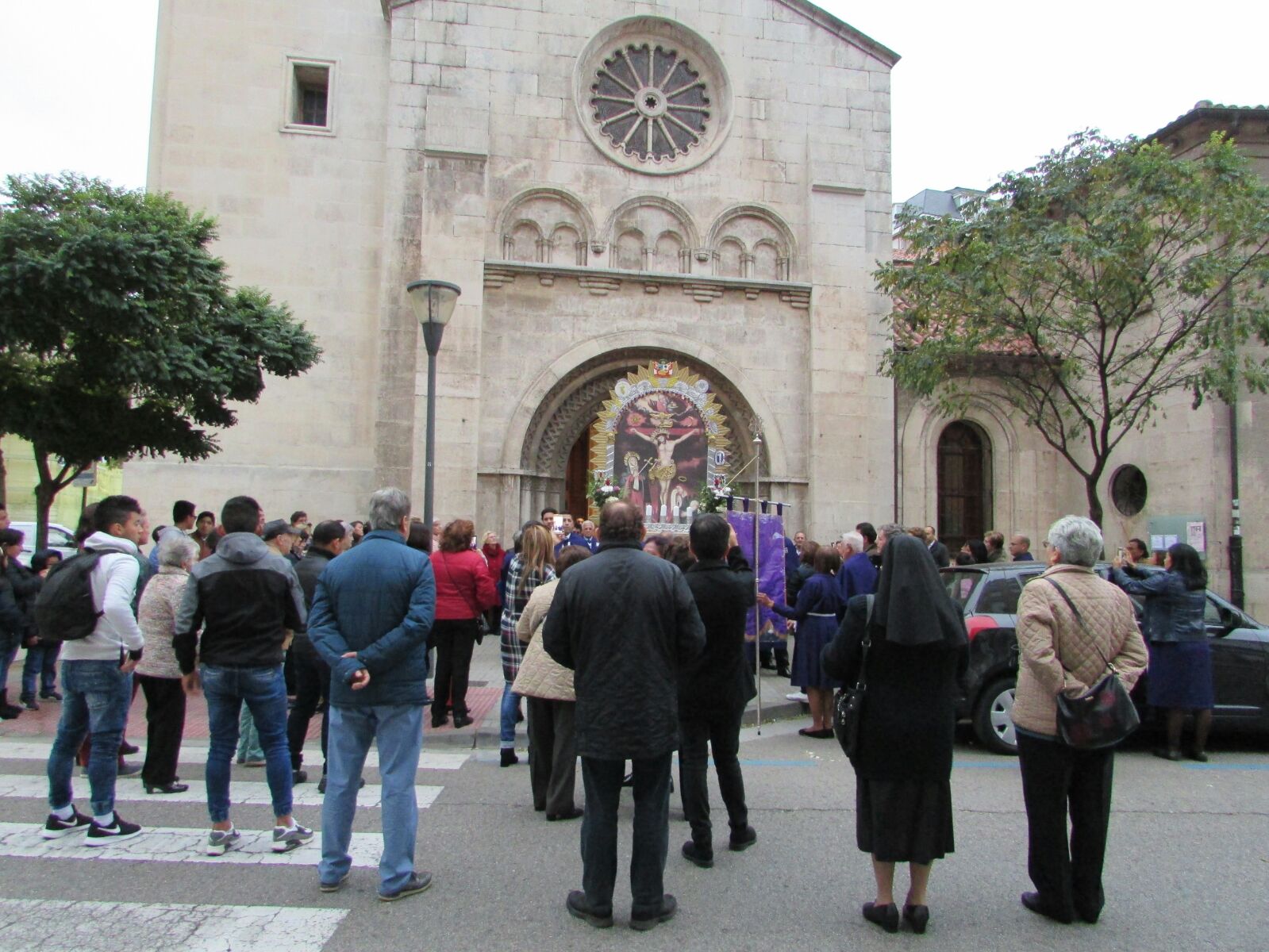 El Señor de los Milagros procesiona por primera vez en las calles de Burgos 1 senor milagros burgos 2