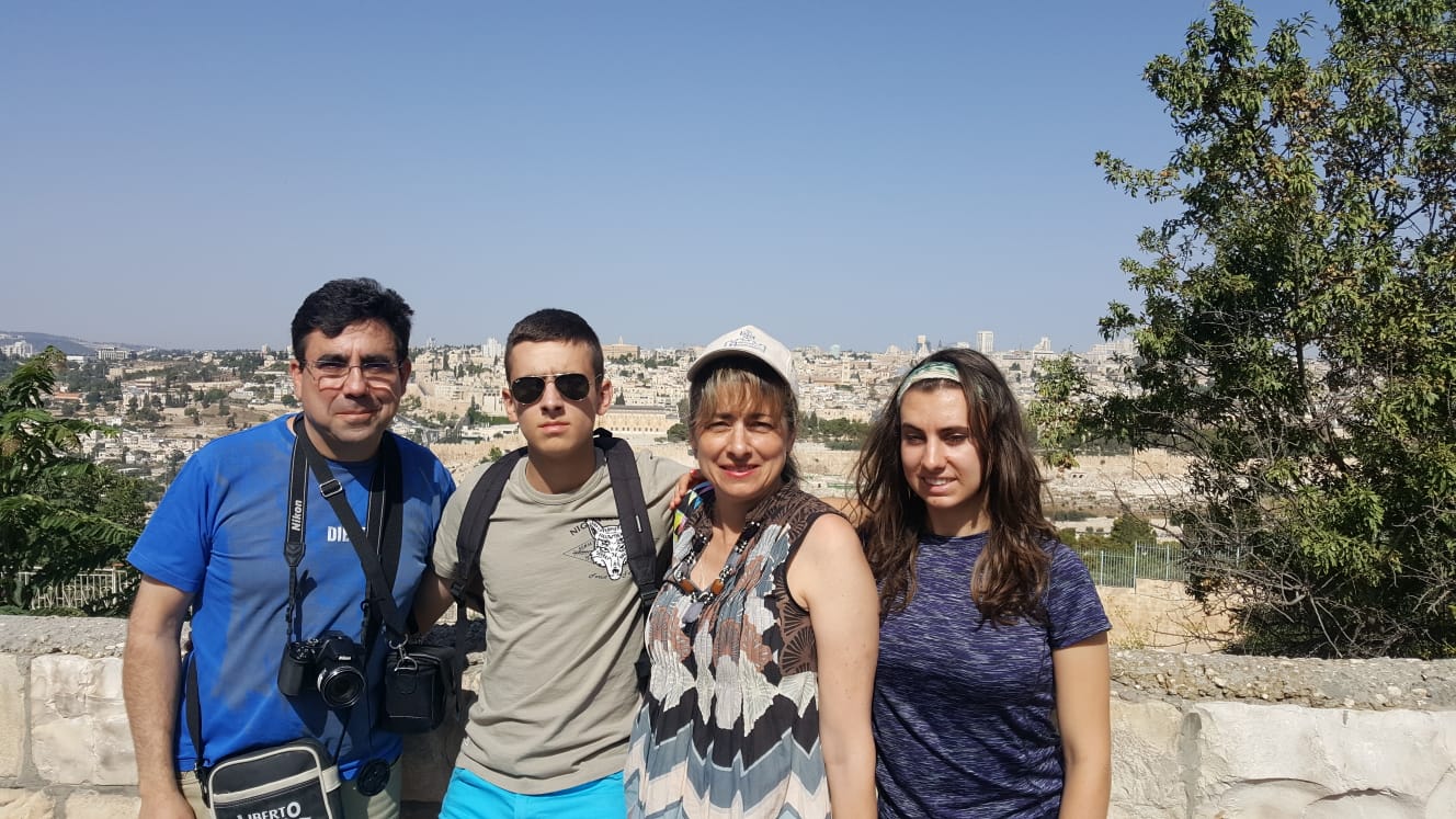 «Peregrinar a Tierra Santa nos ha acercado más a Jesús y unido en la fe» 1 La familia Calle Bringas, en Jerusalén.