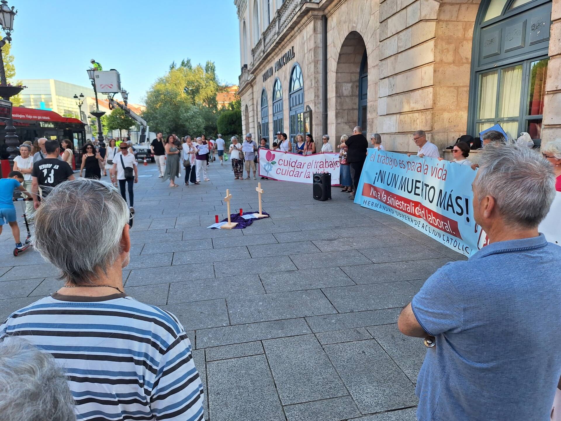 «El trabajo es para la vida»: la HOAC se concentra en Burgos por las últimas muertes laborales 4 «El trabajo es para la vida»: la HOAC se concentra en Burgos por las últimas muertes laborales