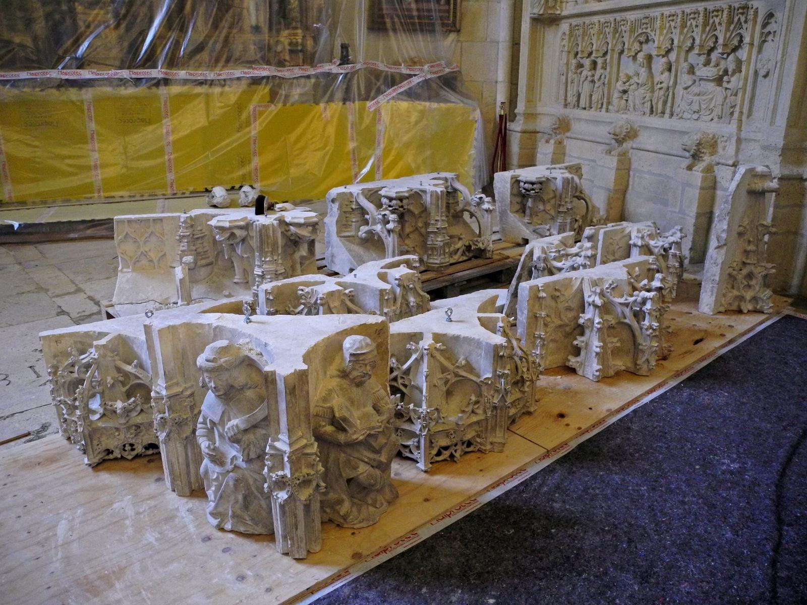 Arranca la intervención en los relieves del trasaltar de la Catedral 1 Piezas del trasaltar esperan en la capilla de San Gregorio su traslado a Pellejería para su restauración. Foto: @chechugarate.
