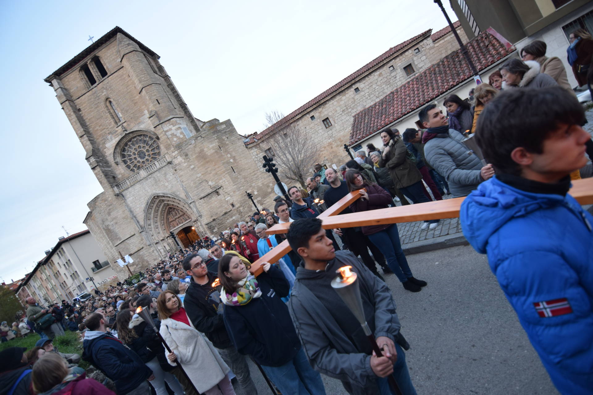 El Via Crucis del Castillo se rejuvenece 2 Via Crucis viacrucis joven lunes santo