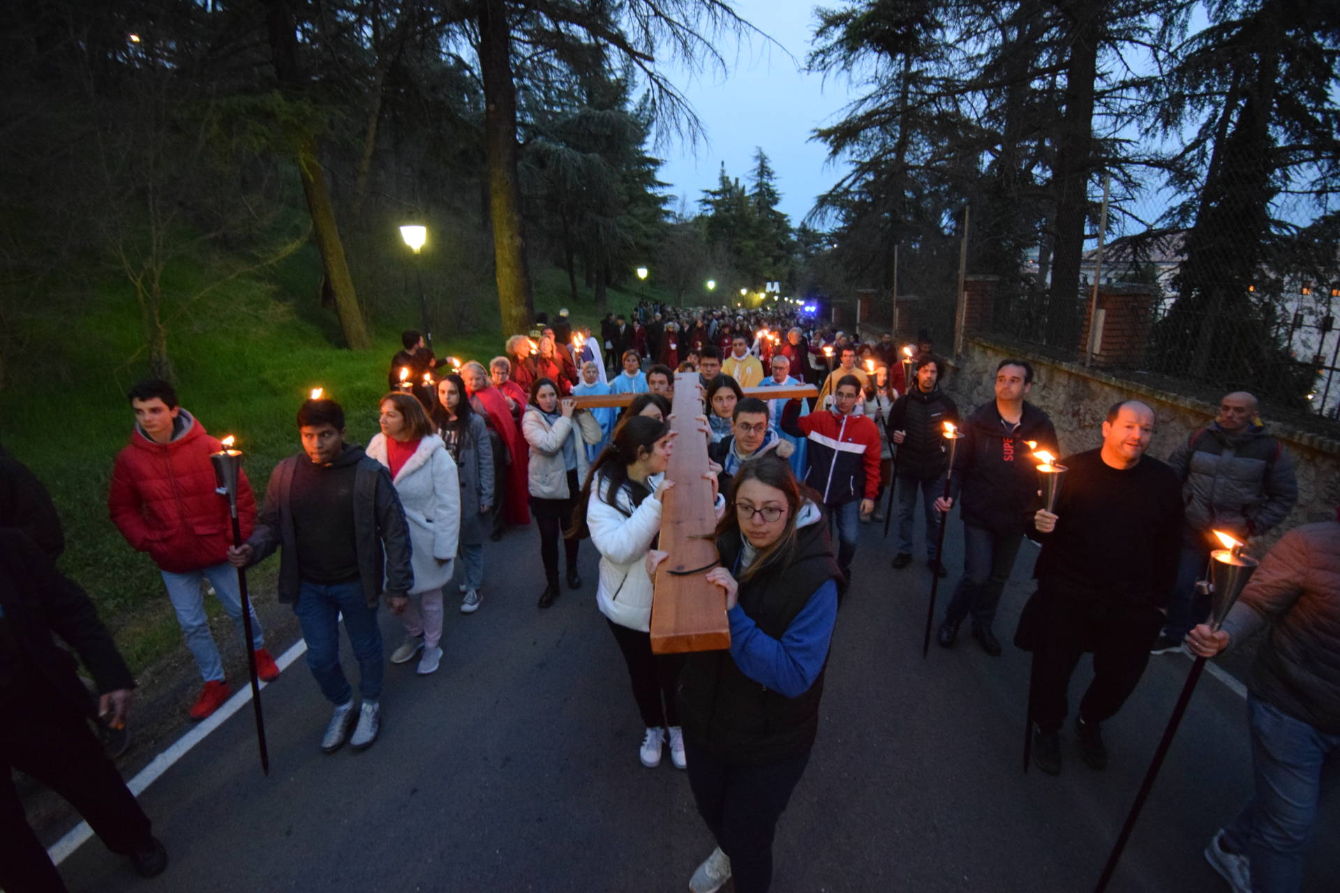 El Via Crucis del Castillo se rejuvenece 3 Via Crucis viacrucis joven lunes santo