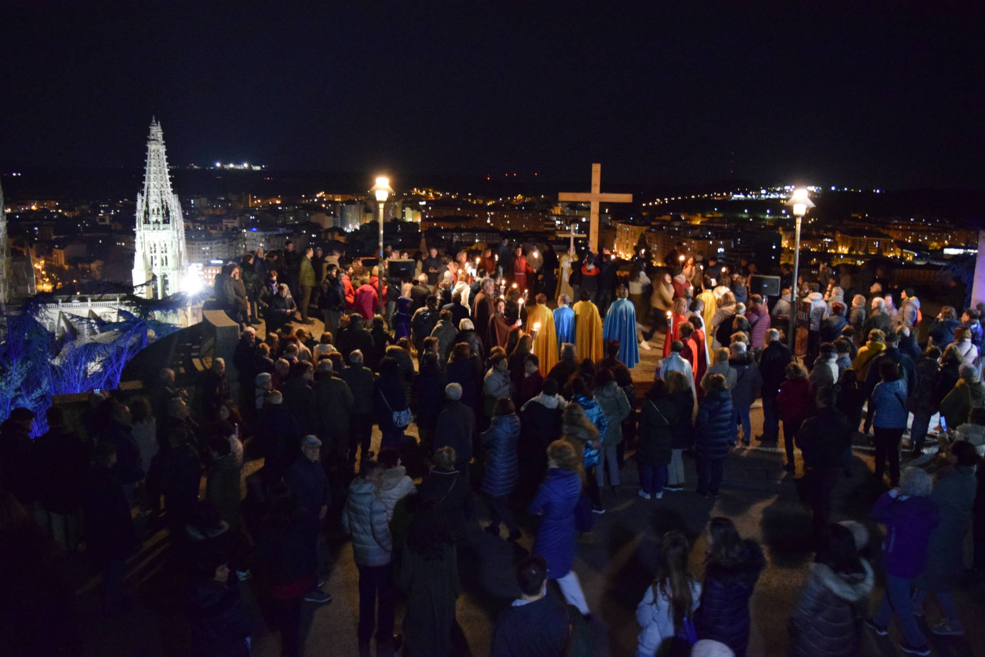 El Via Crucis del Castillo se rejuvenece 1 Via Crucis viacrucis joven lunes santo