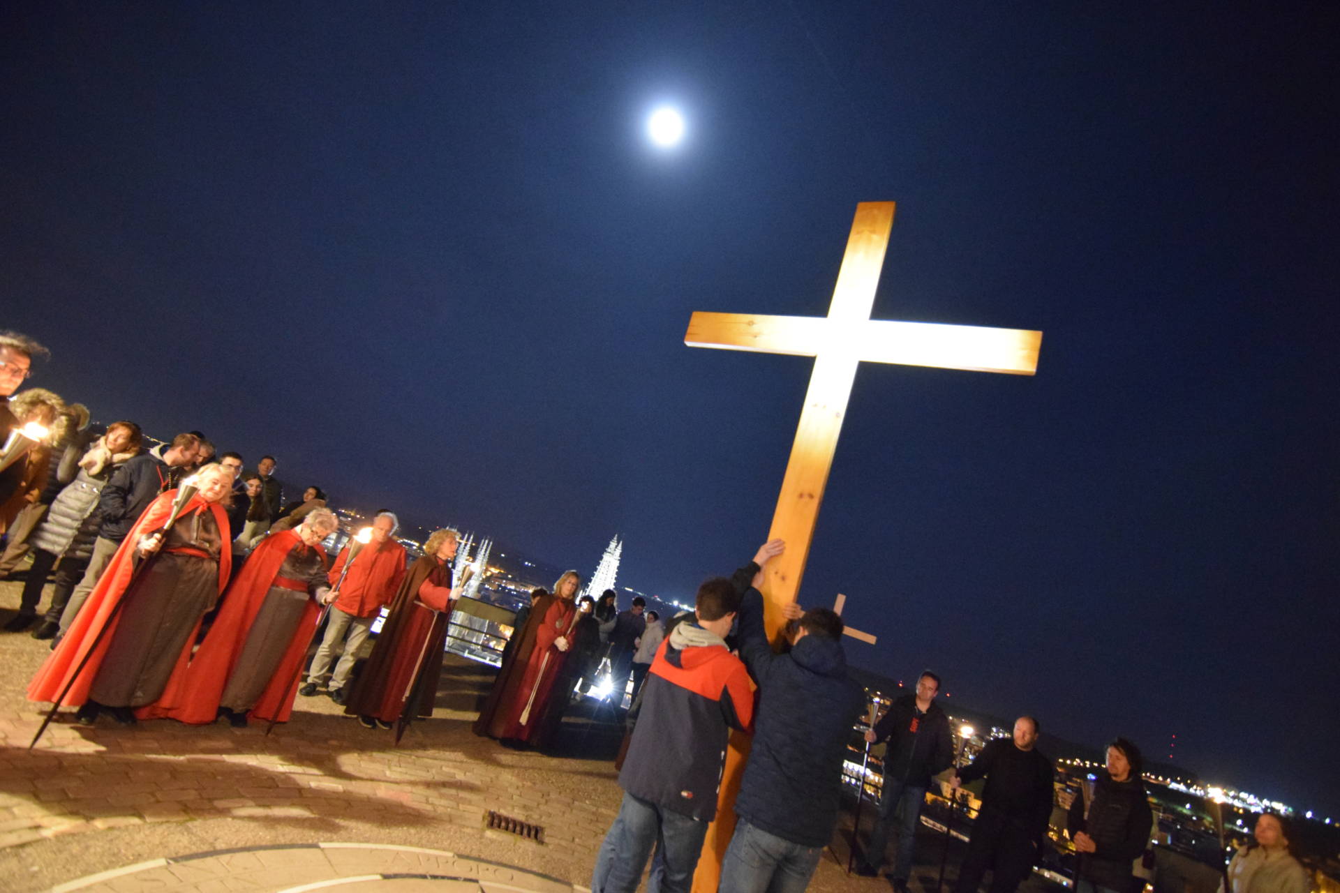 El Via Crucis del Castillo se rejuvenece 4 Via Crucis viacrucis joven lunes santo