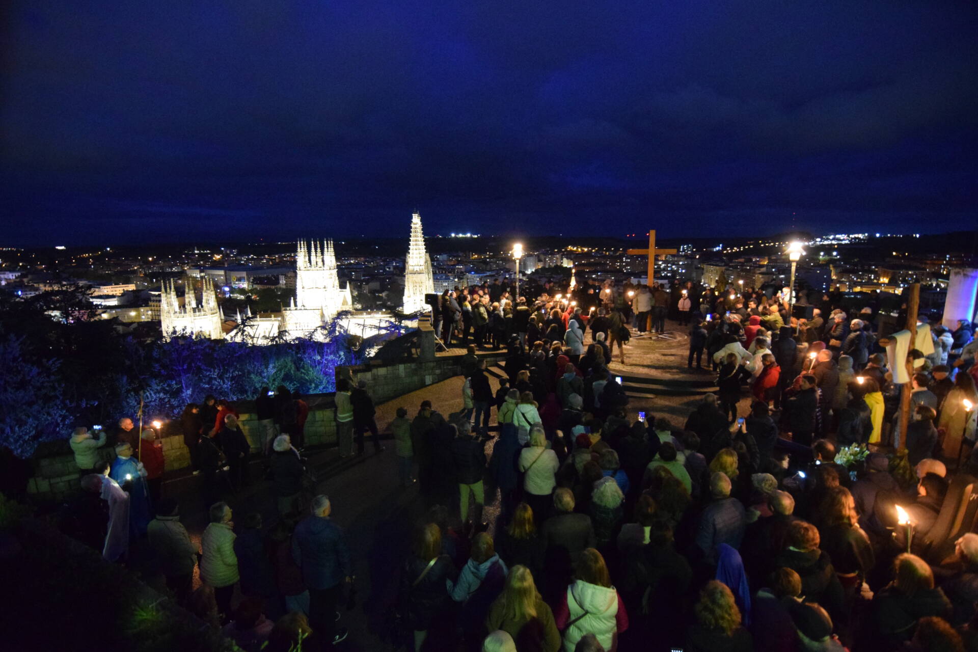 La esperanza ilumina los via crucis por los que transitan los jóvenes 1 Via Crucis jóvenes esperanza castillo burgos