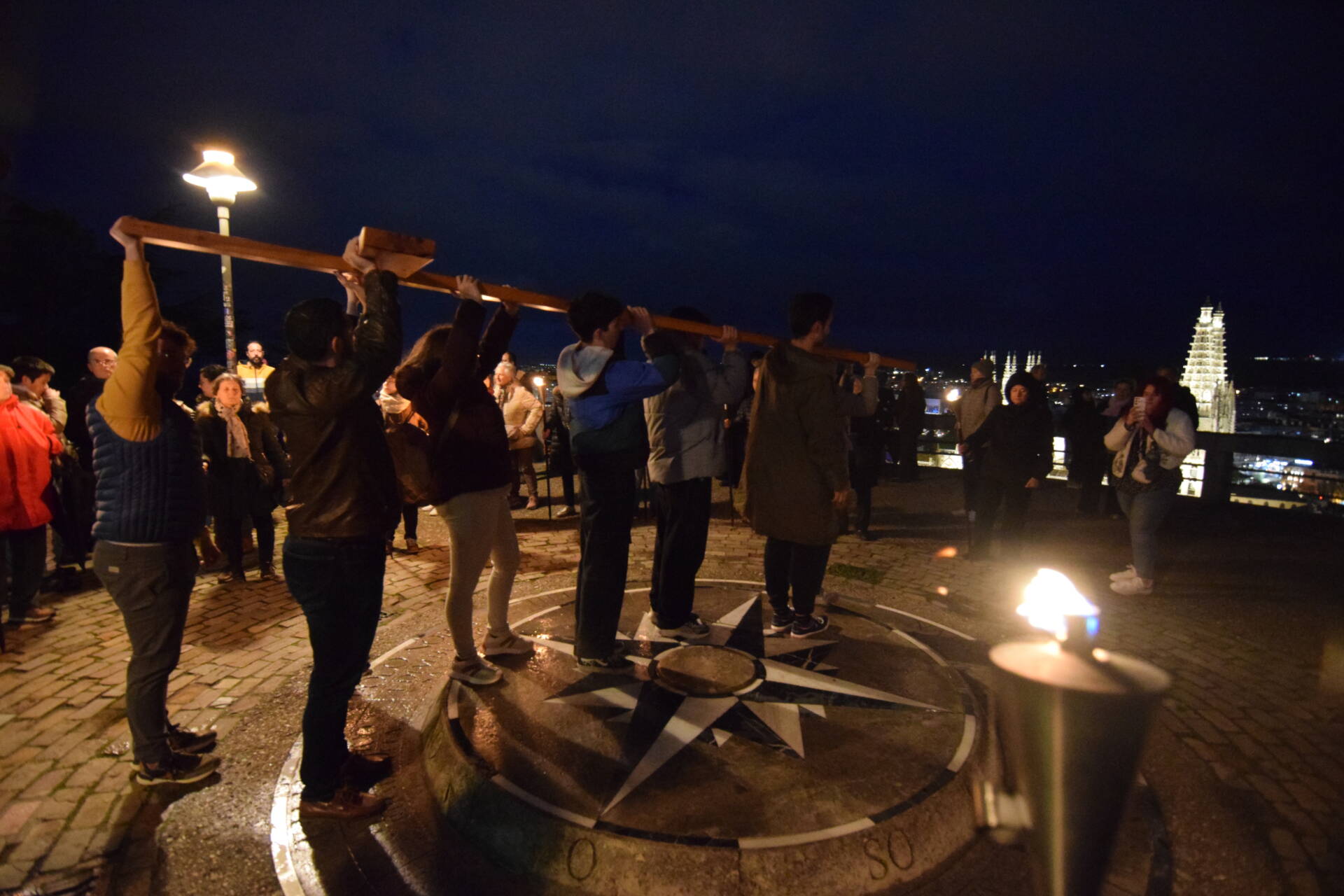 La esperanza ilumina los via crucis por los que transitan los jóvenes 6 Via Crucis jóvenes esperanza castillo burgos