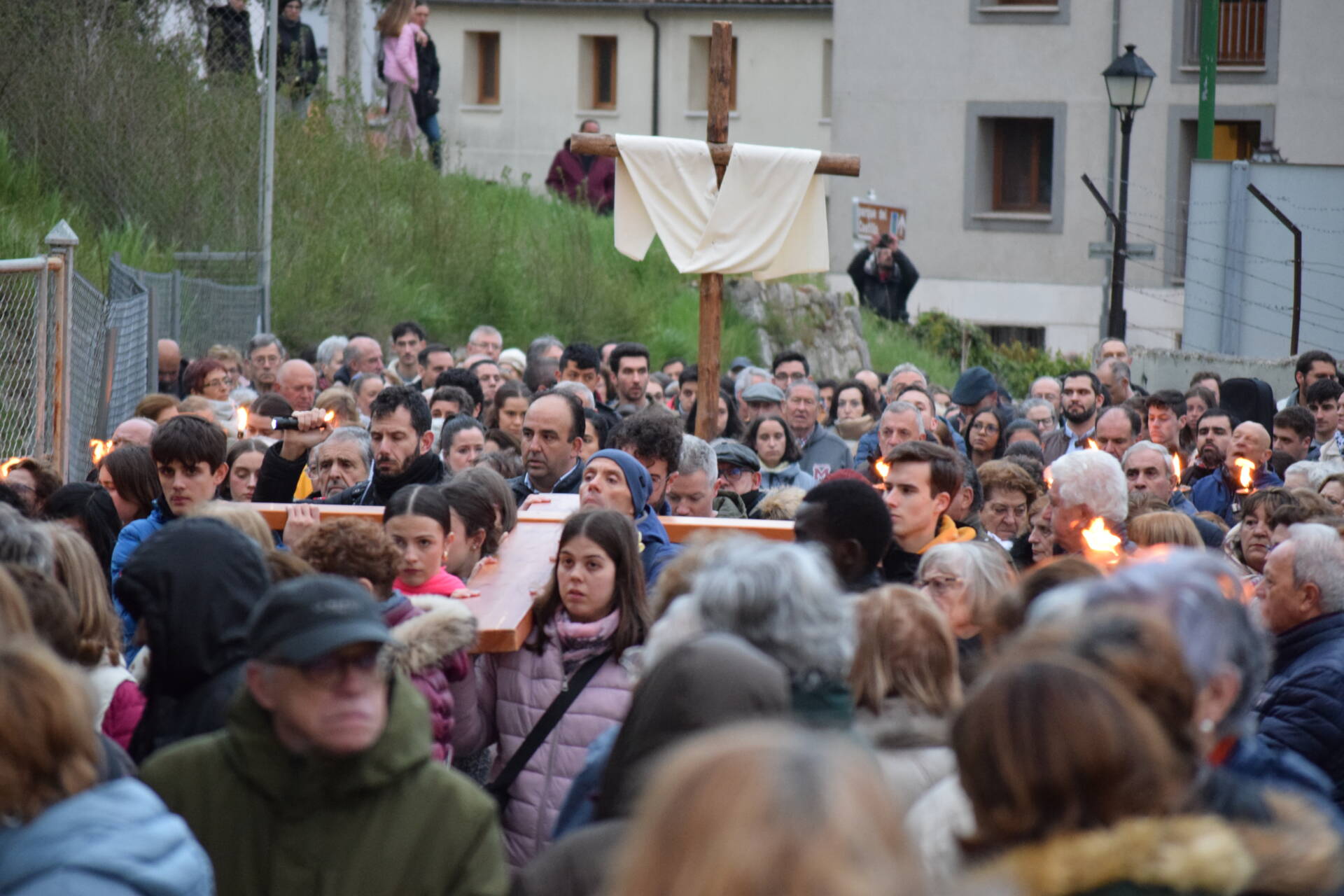 La esperanza ilumina los via crucis por los que transitan los jóvenes 4 Via Crucis jóvenes esperanza castillo burgos
