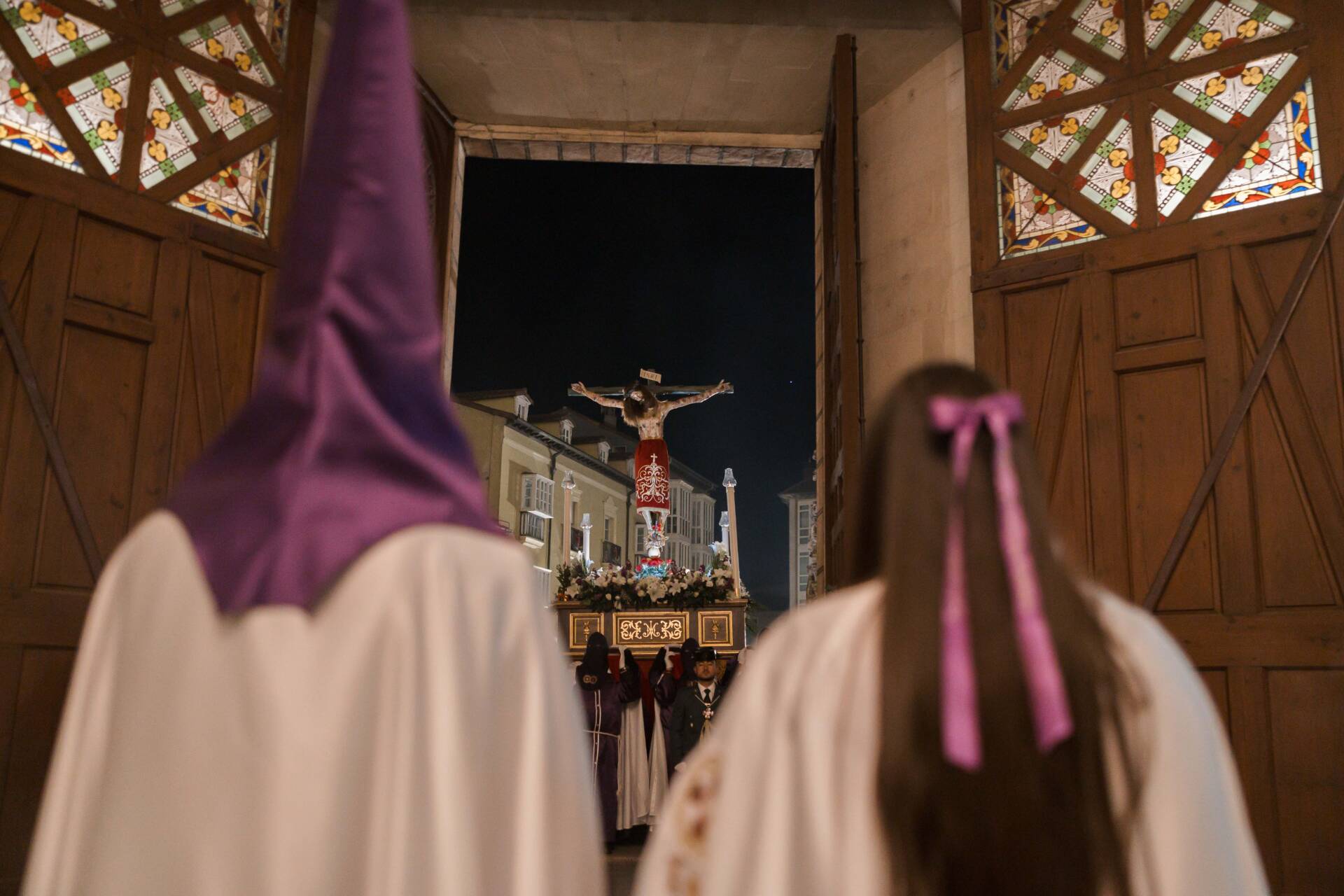 Burgos enmudece ante el paso del Cristo Yacente 6 viernes-santo-burgos-cristo-yacente-procesion-entierro-semana-santa-2026-rodrigomenaruiz_ (114)