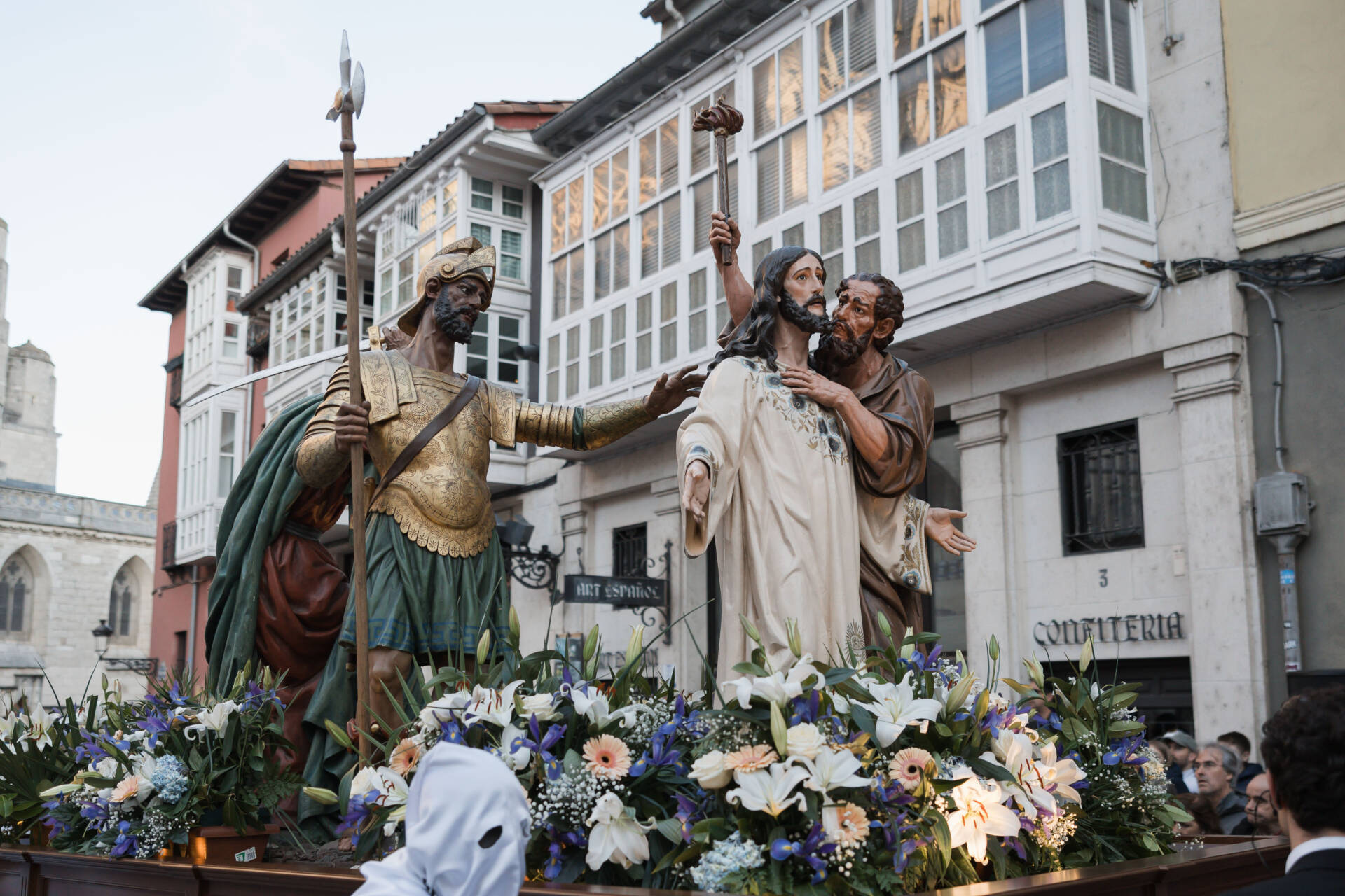 Burgos enmudece ante el paso del Cristo Yacente 5 viernes-santo-burgos-cristo-yacente-procesion-entierro-semana-santa-2026-rodrigomenaruiz_ (115)