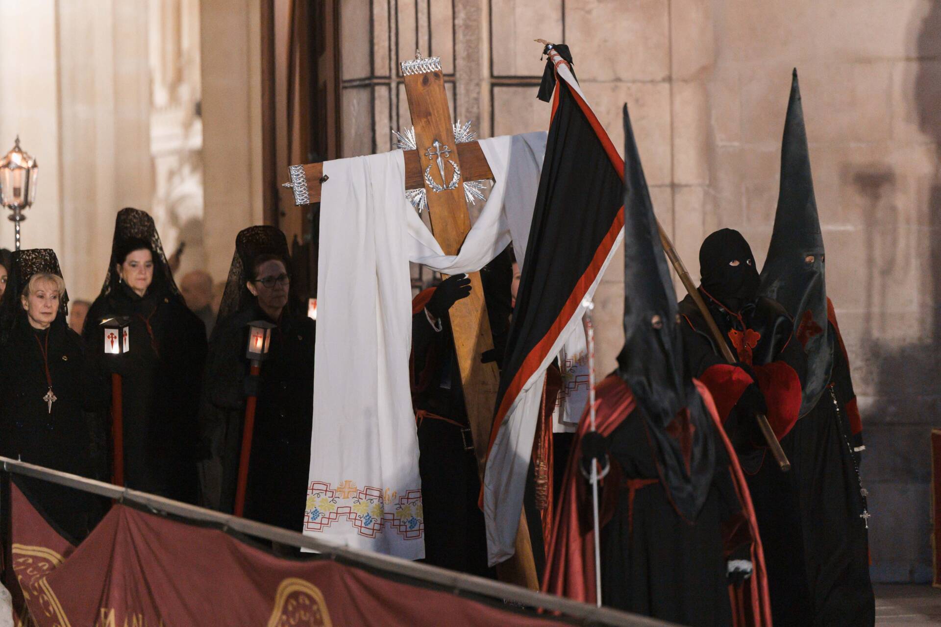 Burgos enmudece ante el paso del Cristo Yacente 4 viernes-santo-burgos-cristo-yacente-procesion-entierro-semana-santa-2026-rodrigomenaruiz_ (117)