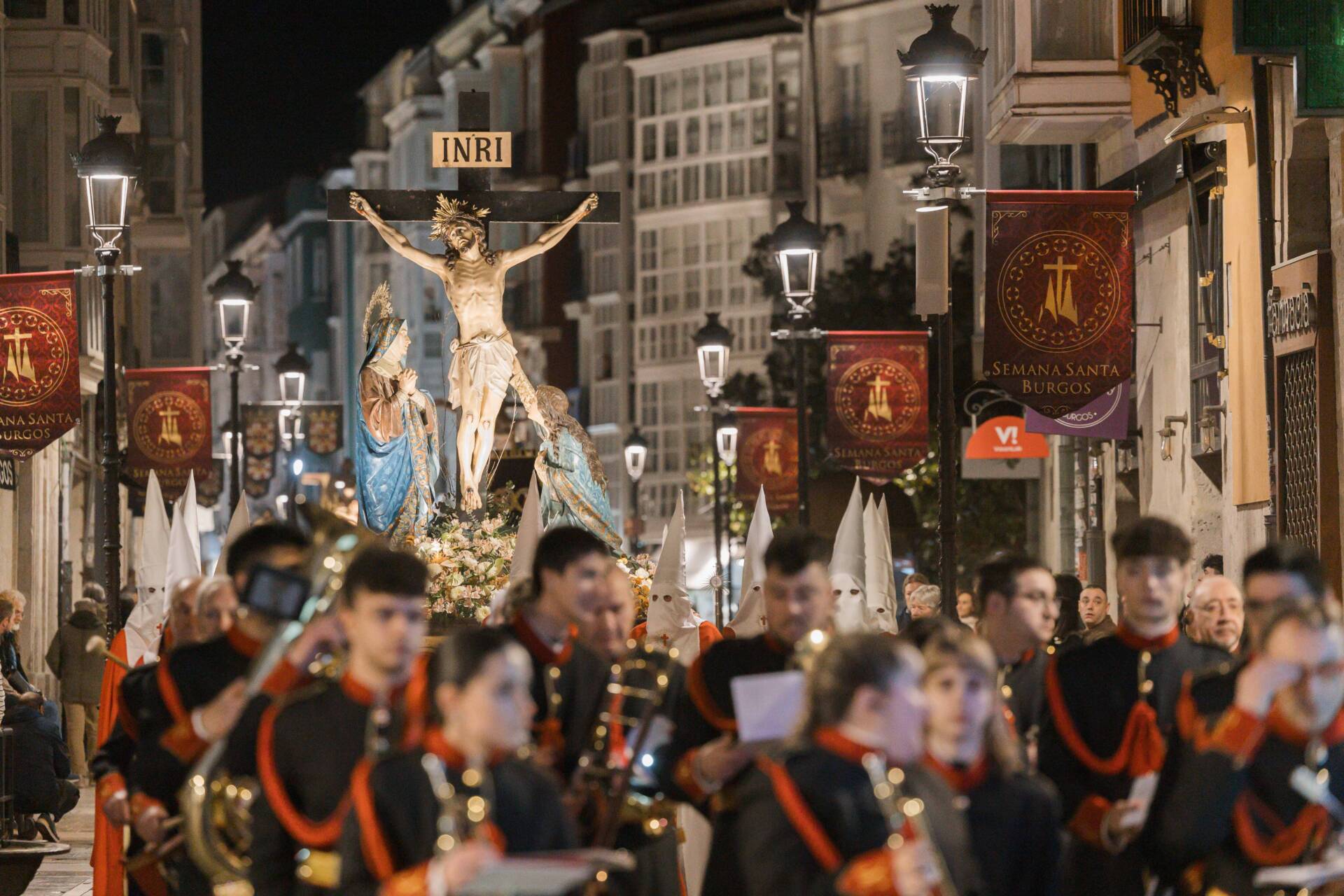 Burgos enmudece ante el paso del Cristo Yacente 3 viernes-santo-burgos-cristo-yacente-procesion-entierro-semana-santa-2026-rodrigomenaruiz_ (120)