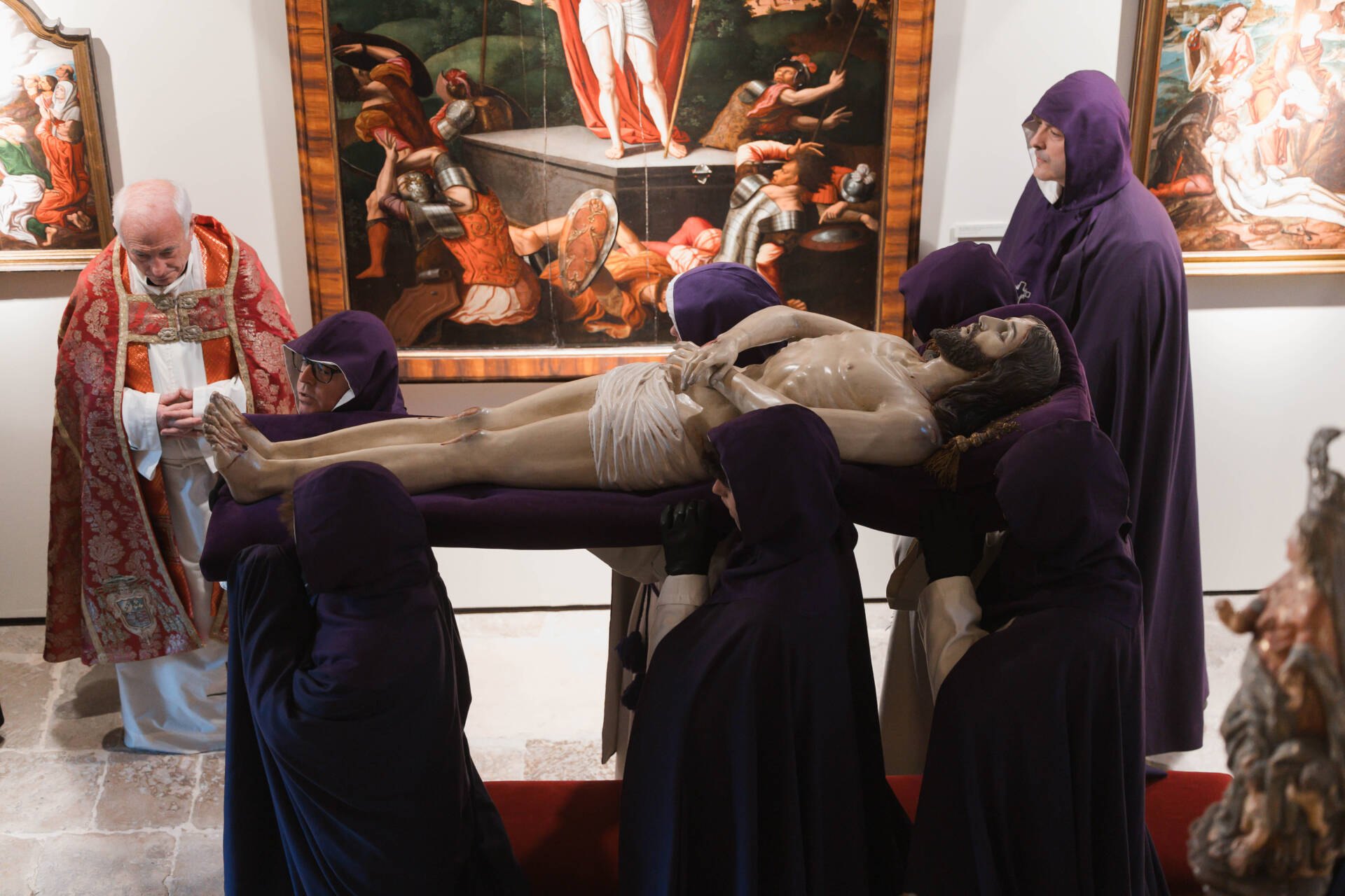 Burgos enmudece ante el paso del Cristo Yacente 2 viernes-santo-burgos-cristo-yacente-procesion-entierro-semana-santa-2026-rodrigomenaruiz_ (123)