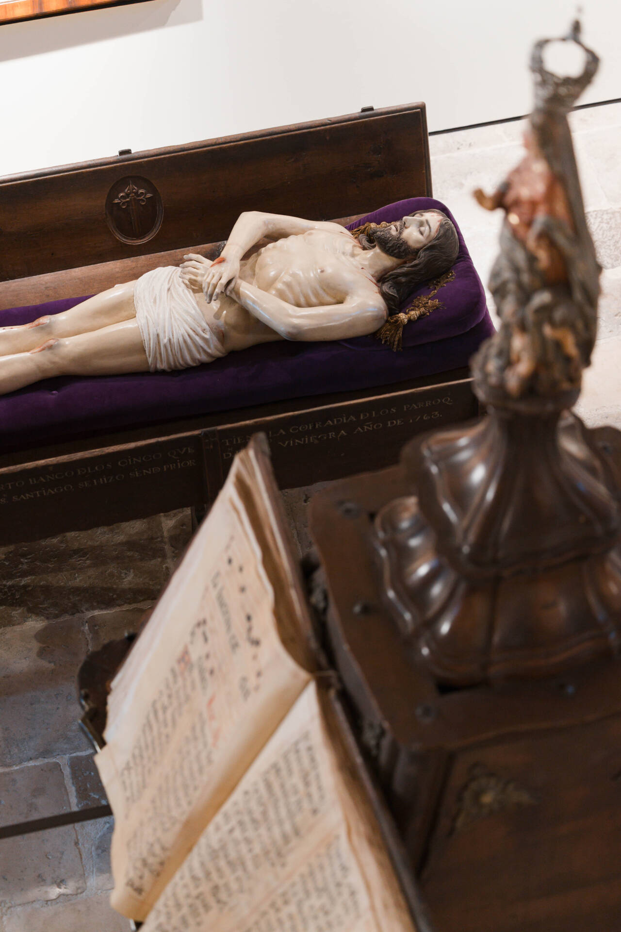 Burgos enmudece ante el paso del Cristo Yacente 12 viernes-santo-burgos-cristo-yacente-procesion-entierro-semana-santa-2026-rodrigomenaruiz_ (134)