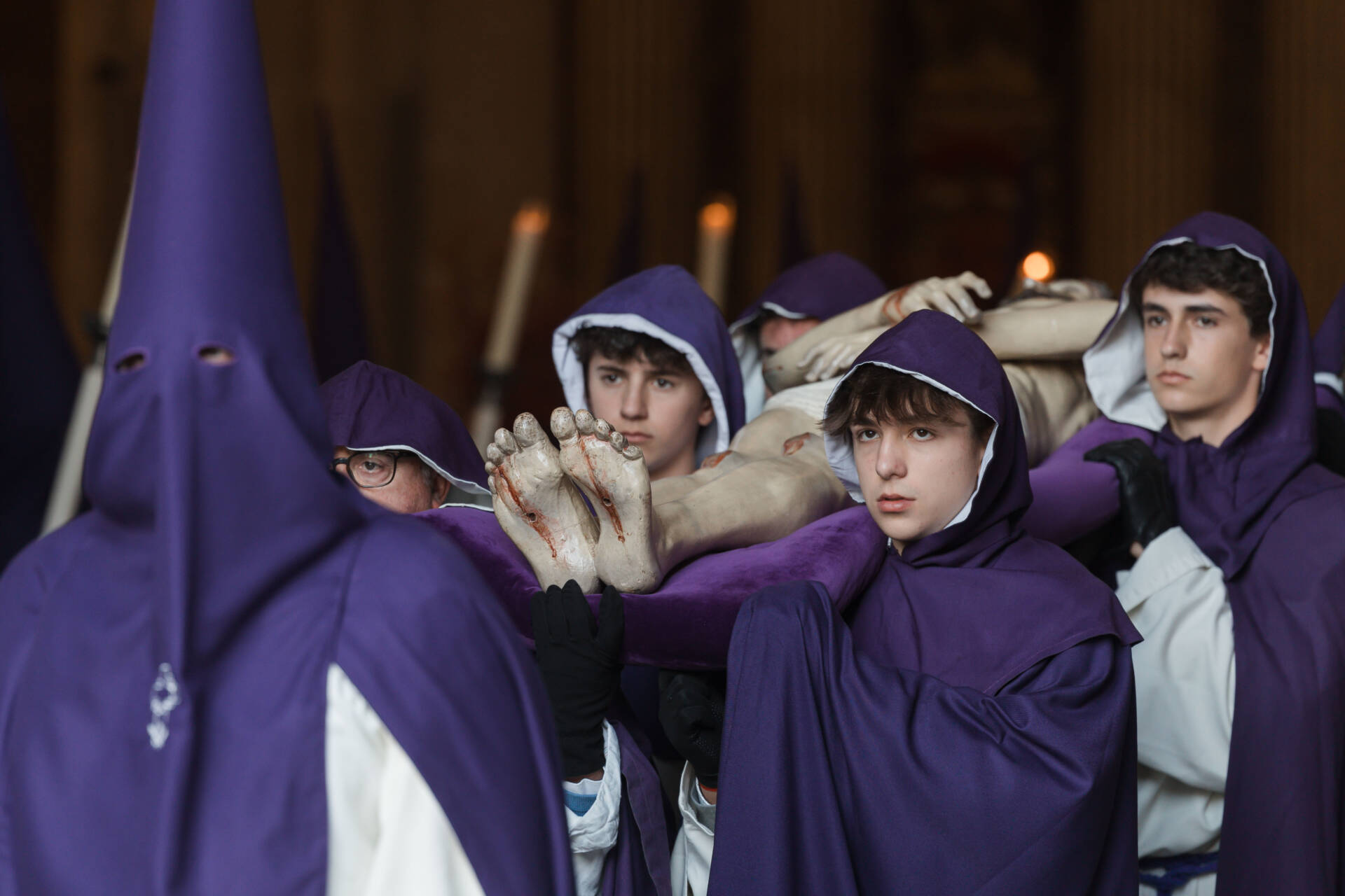 Burgos enmudece ante el paso del Cristo Yacente 11 viernes-santo-burgos-cristo-yacente-procesion-entierro-semana-santa-2026-rodrigomenaruiz_ (138)
