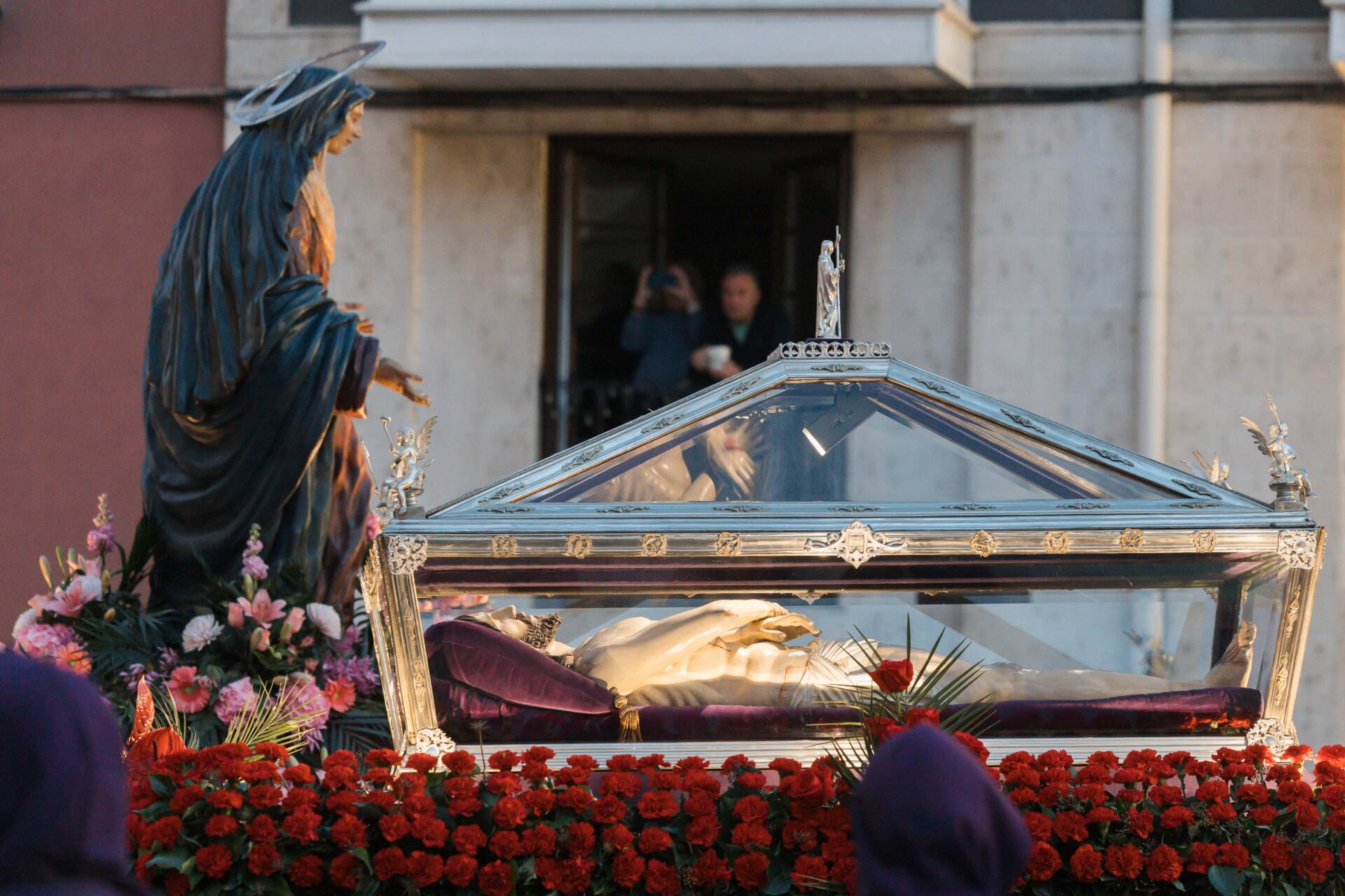 Burgos enmudece ante el paso del Cristo Yacente 10 viernes-santo-burgos-cristo-yacente-procesion-entierro-semana-santa-2026-rodrigomenaruiz_ (69)