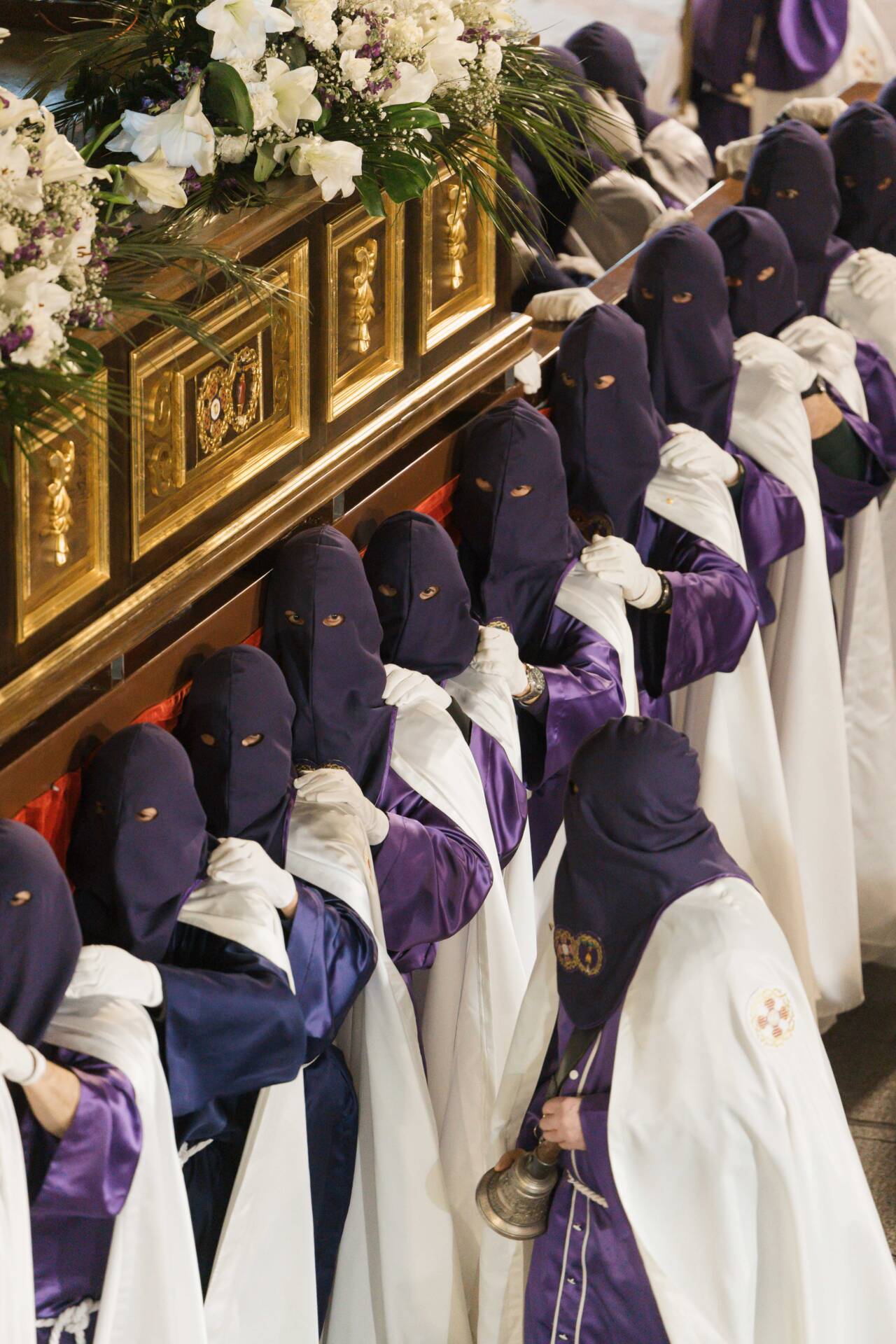 Burgos enmudece ante el paso del Cristo Yacente 9 viernes-santo-burgos-cristo-yacente-procesion-entierro-semana-santa-2026-rodrigomenaruiz_ (85)
